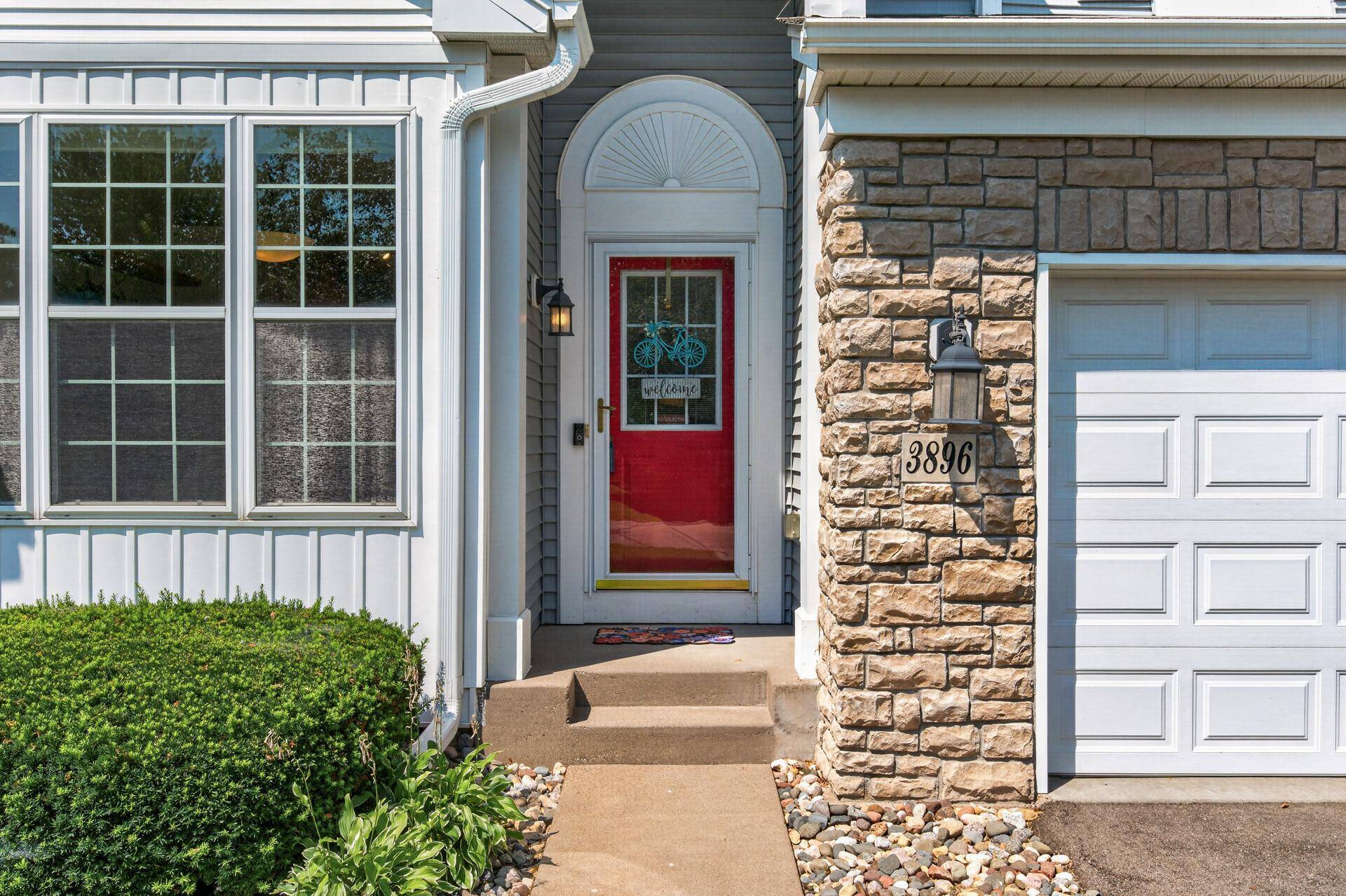 3896 Darling DR, Woodbury, MN 55125