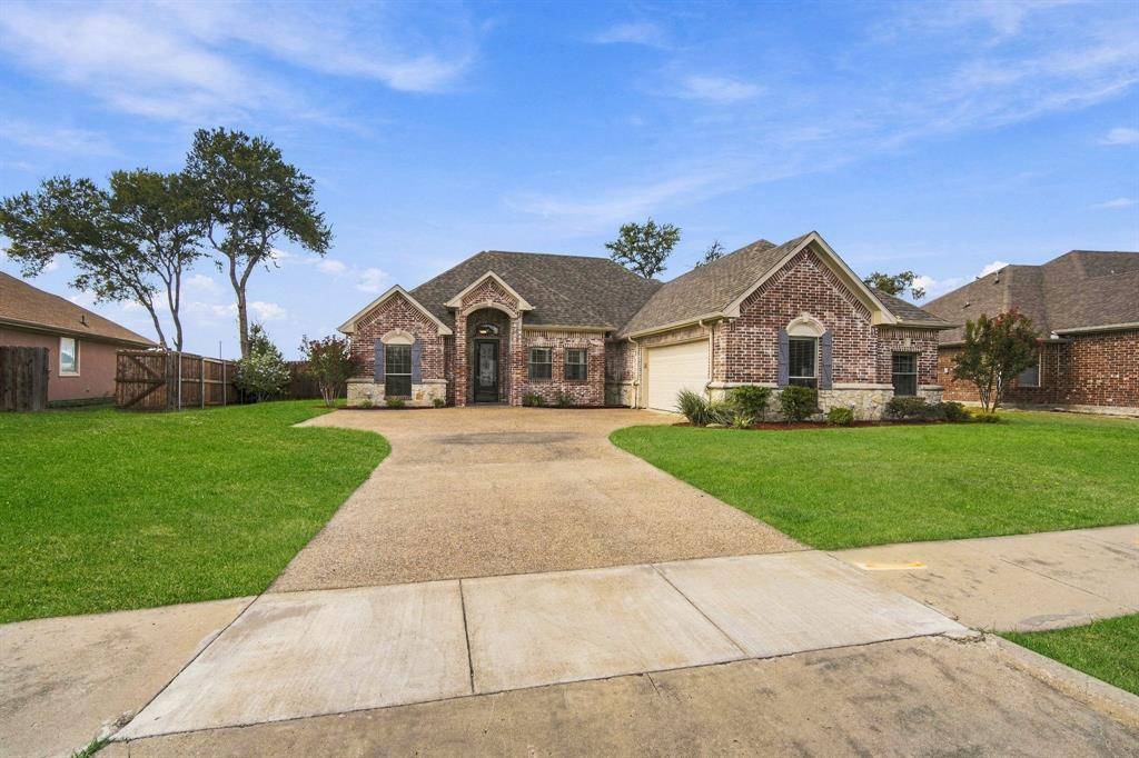 810 Woodcrest Drive, Ennis, TX 75119