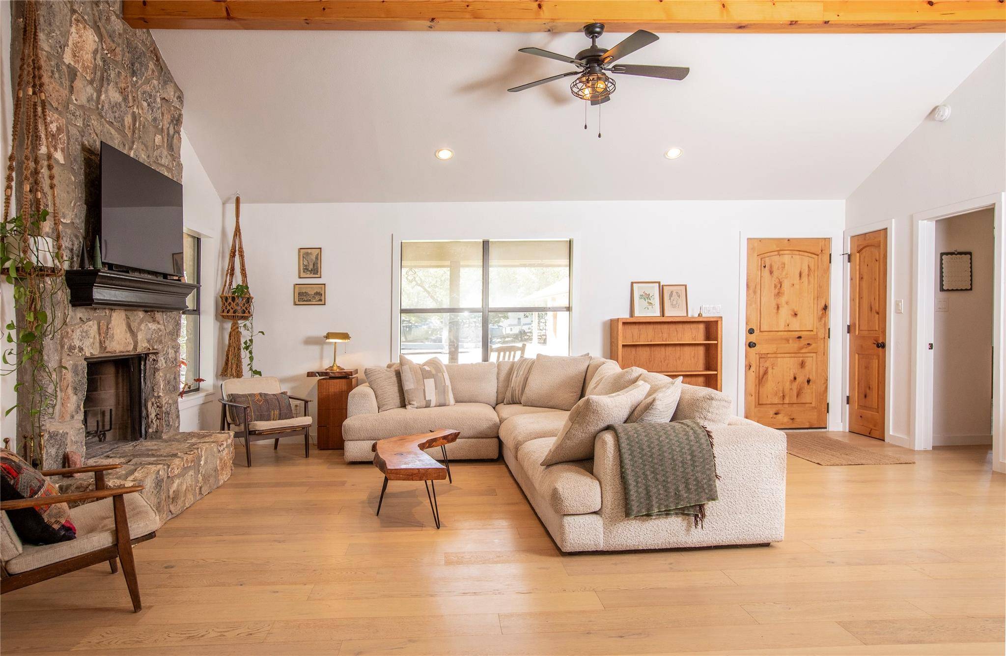 301 Lander LN, Dripping Springs, TX 78620