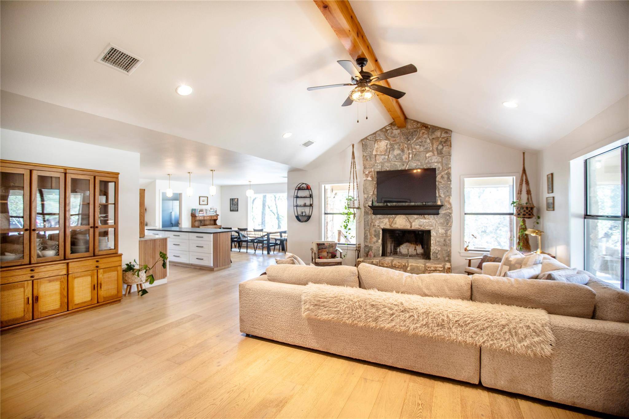 301 Lander LN, Dripping Springs, TX 78620