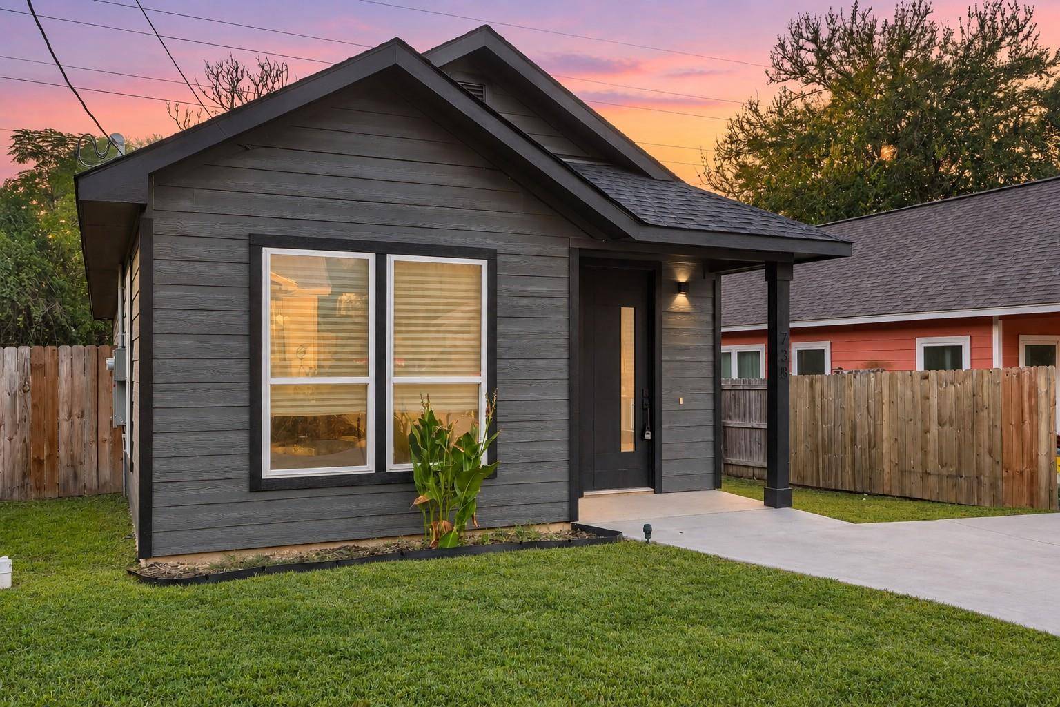738 Chihuahua ST, Lockhart, TX 78644