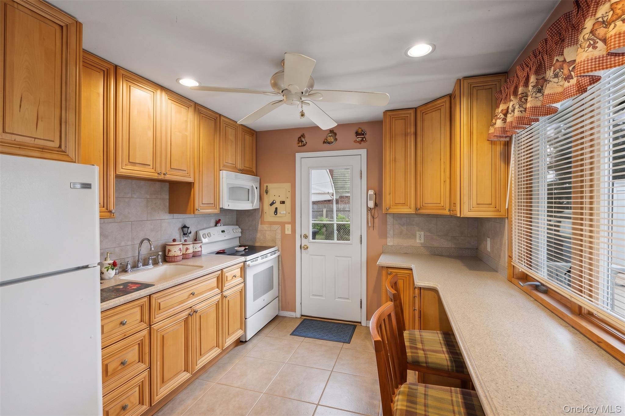 28 Book LN, Levittown, NY 11756