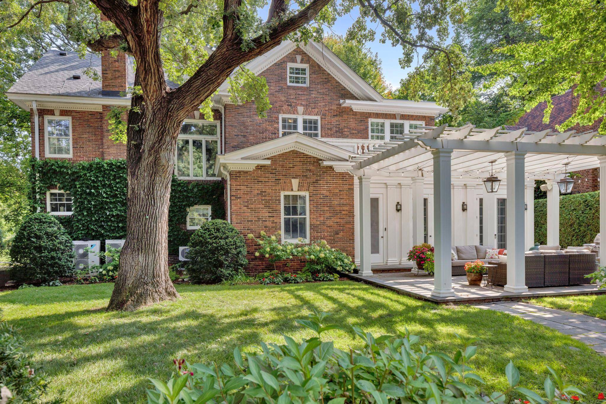 2400 W Lake Of The Isles Pkwy, Minneapolis, MN 55405