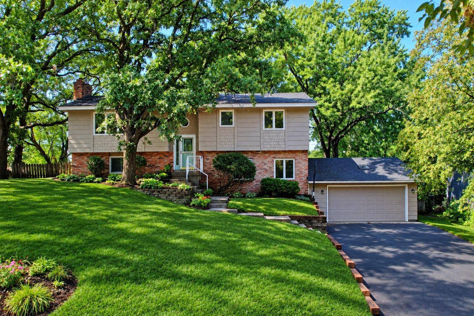 16015 Oak Shore DR, Lakeville, MN 55044