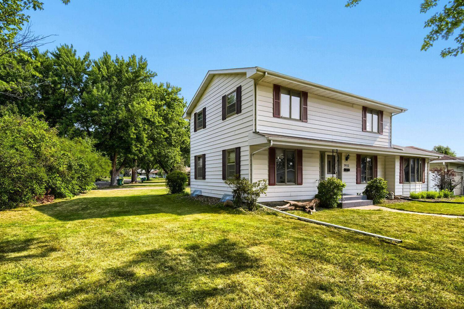 7932 38 1/2 AVE N, New Hope, MN 55427