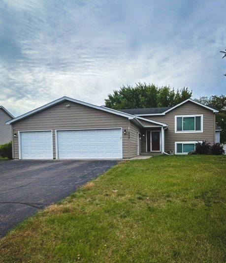 456 Braeburn DR, Shakopee, MN 55379