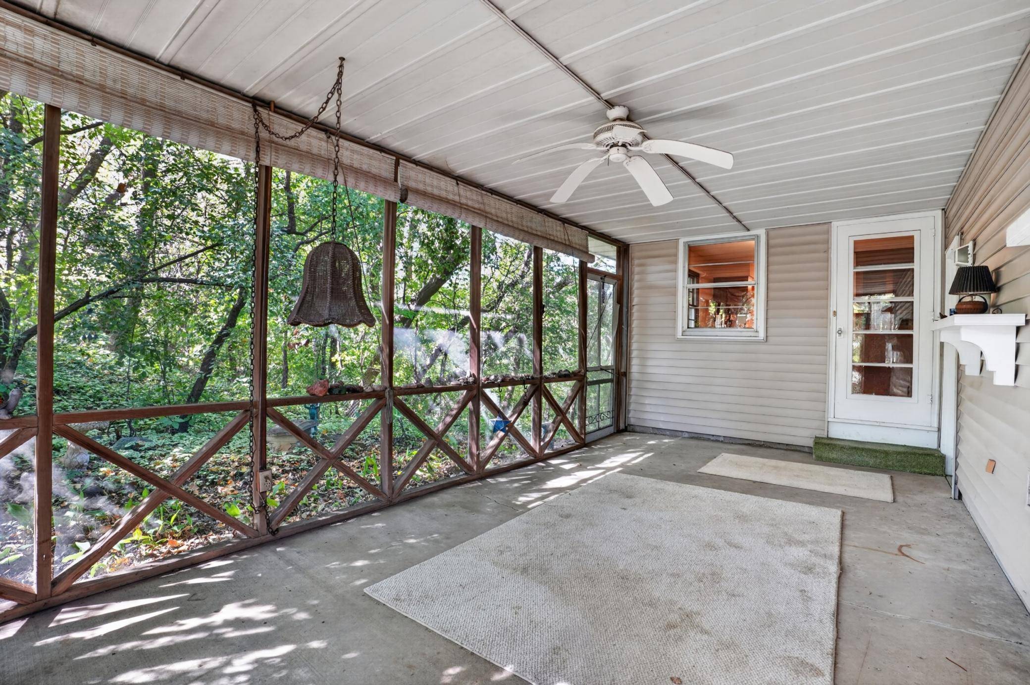 405 Unique DR, Burnsville, MN 55337