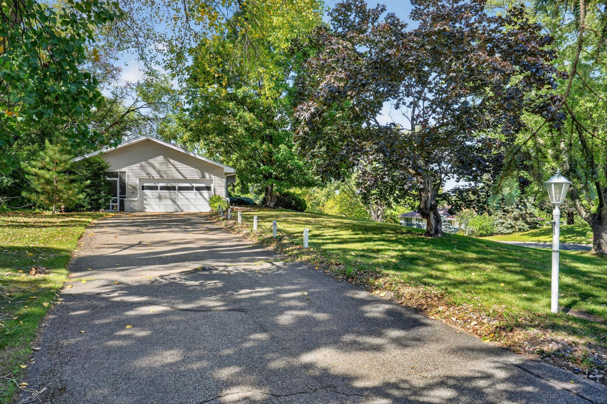 405 Unique DR, Burnsville, MN 55337