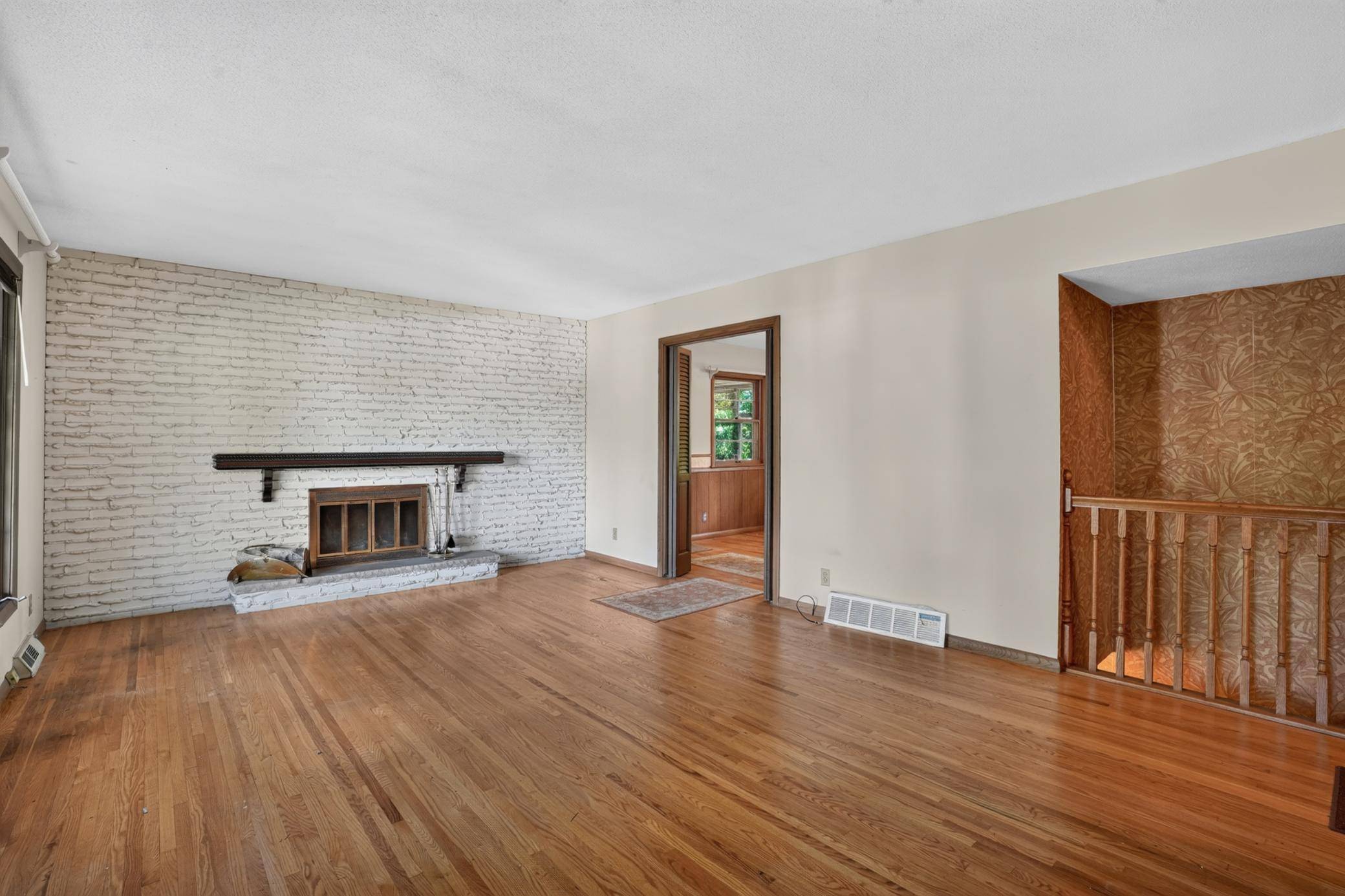 405 Unique DR, Burnsville, MN 55337