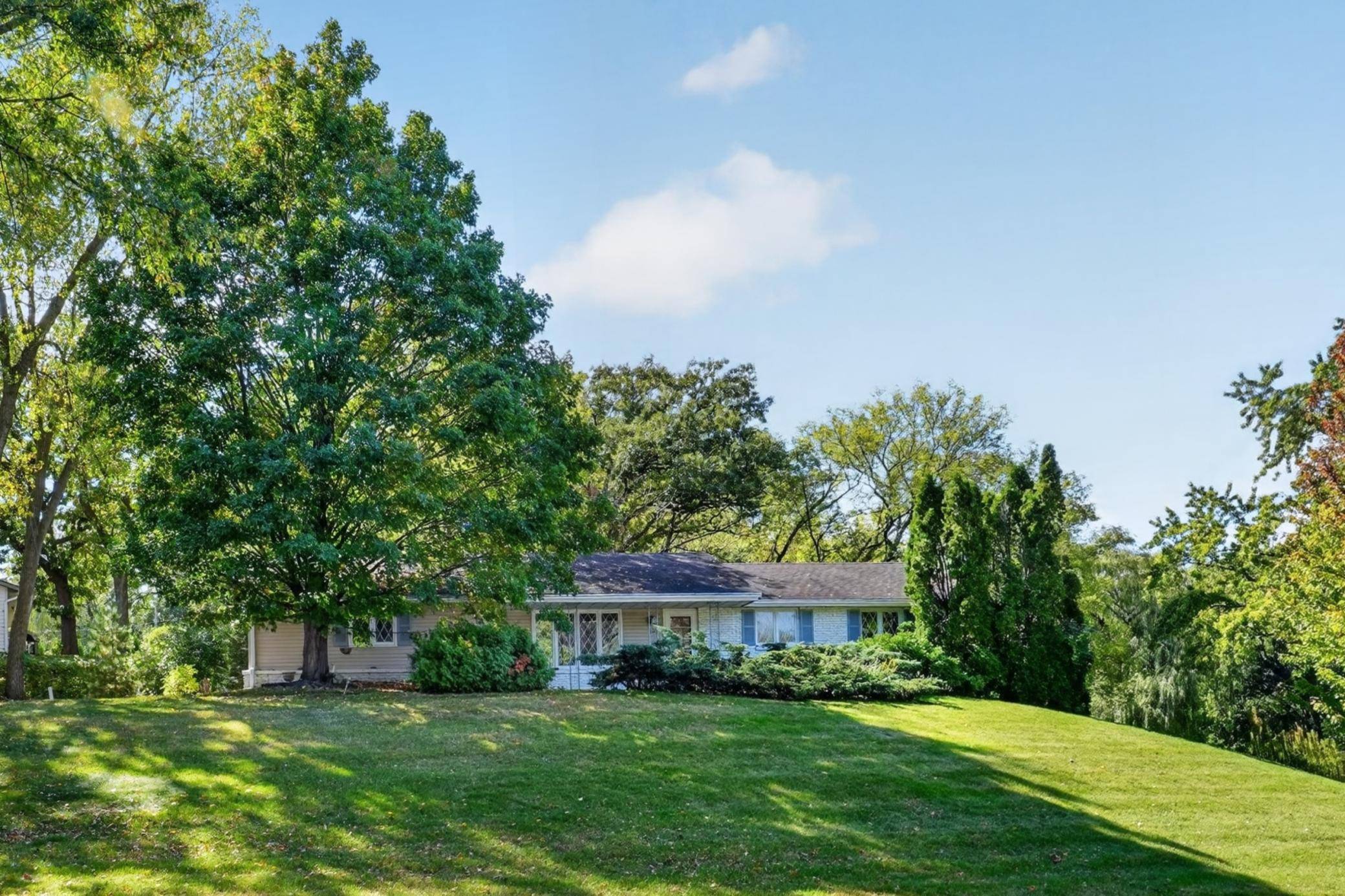 405 Unique DR, Burnsville, MN 55337