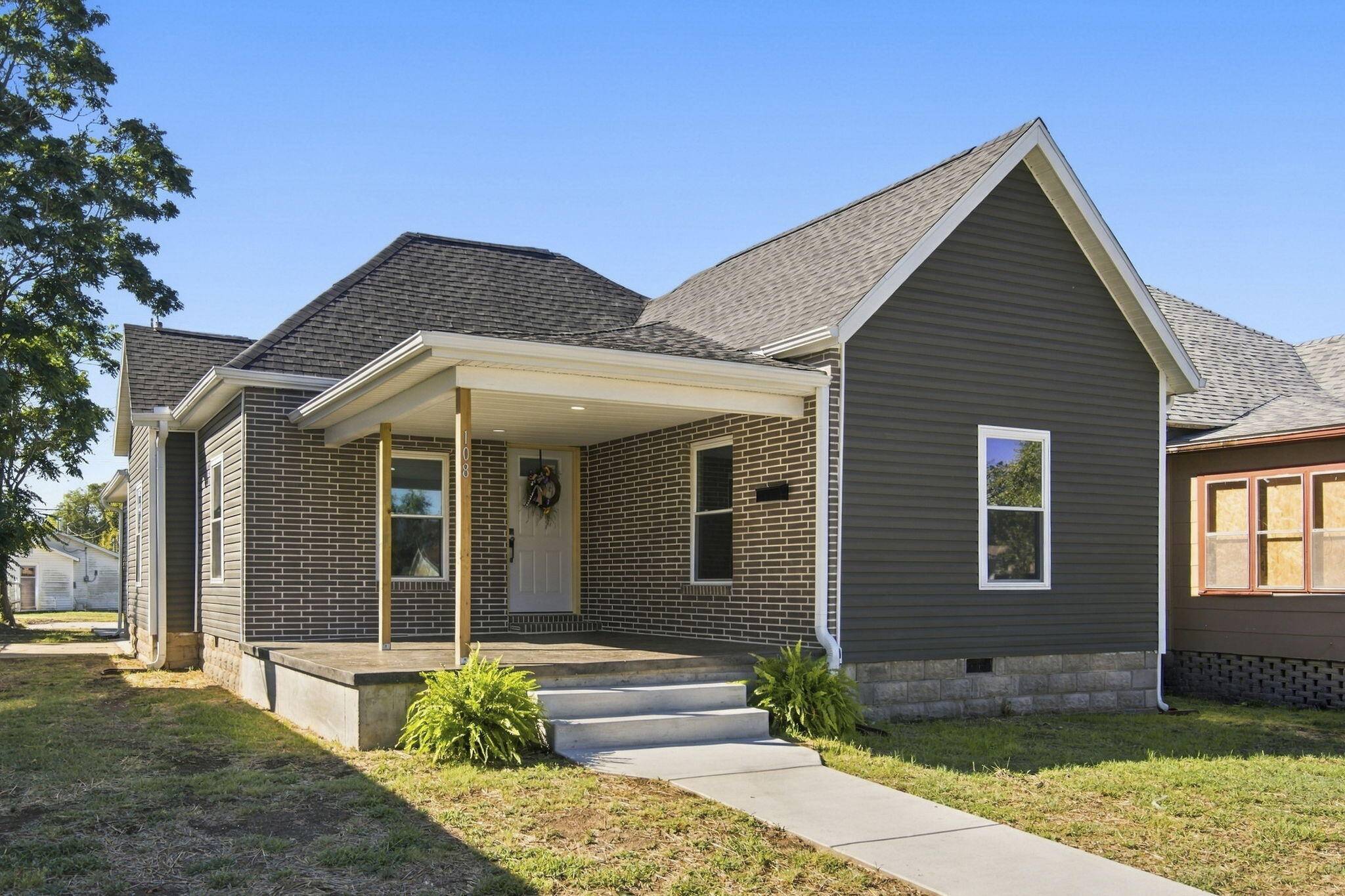 108 W Pleasant ST, Aurora, MO 65605