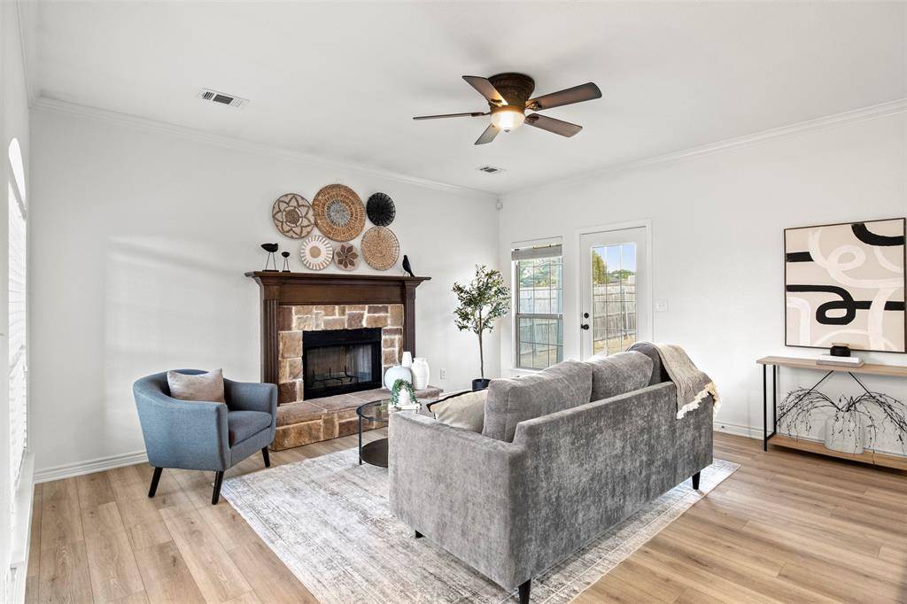 903 E Burnett Street, Ennis, TX 75119
