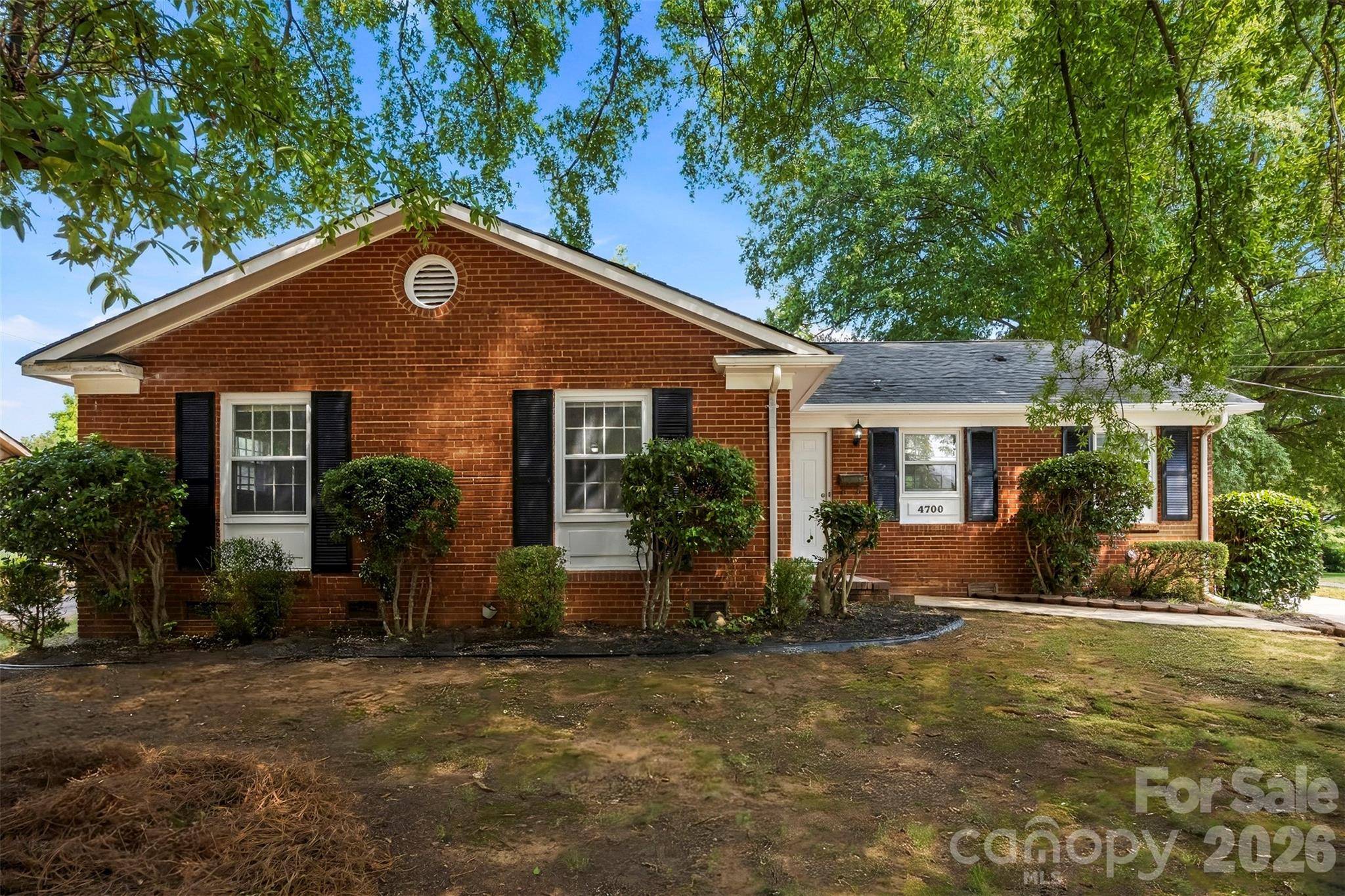4700 Woodway PL, Charlotte, NC 28208