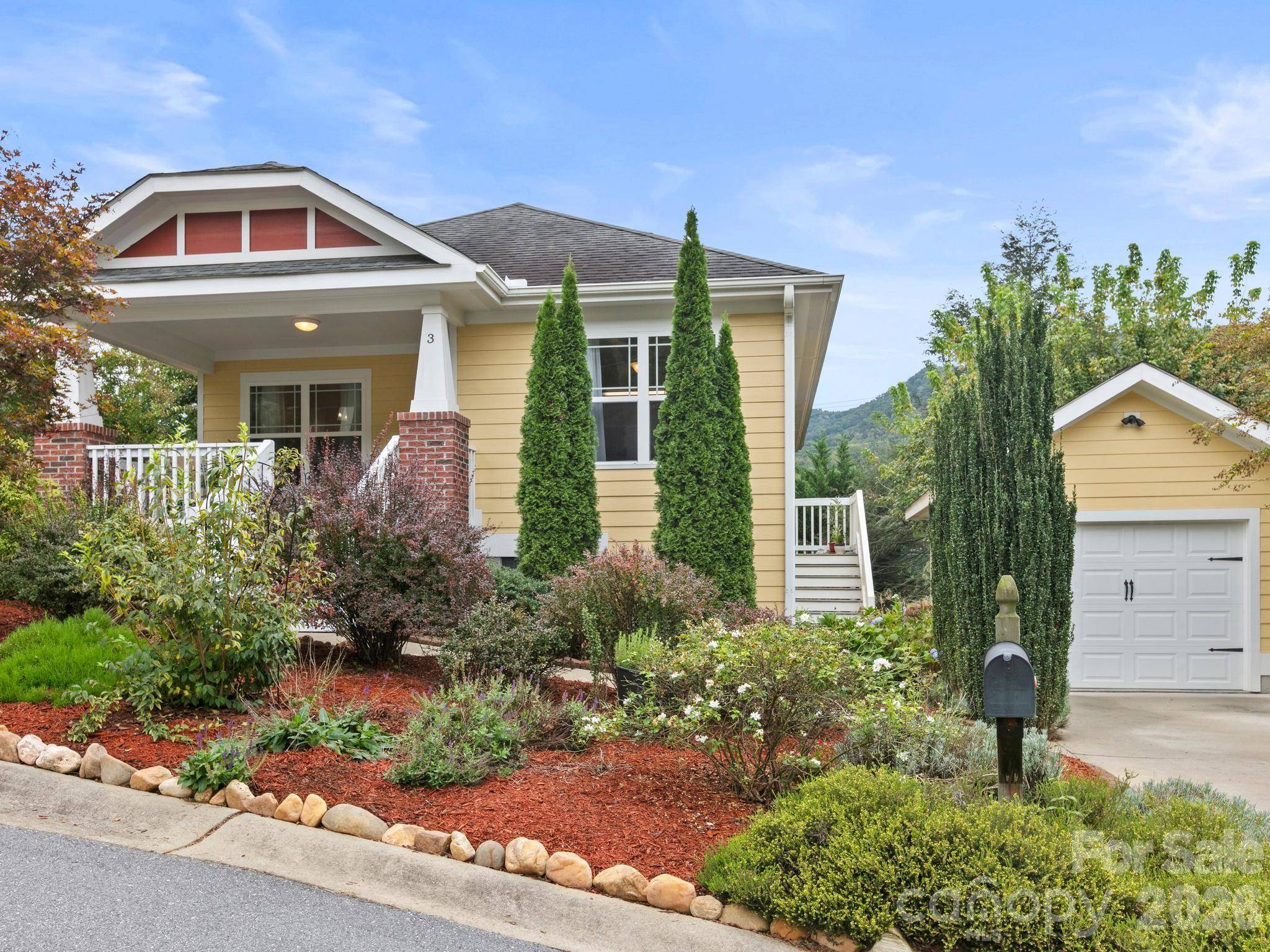 3 Byrdcliffe LN, Asheville, NC 28805