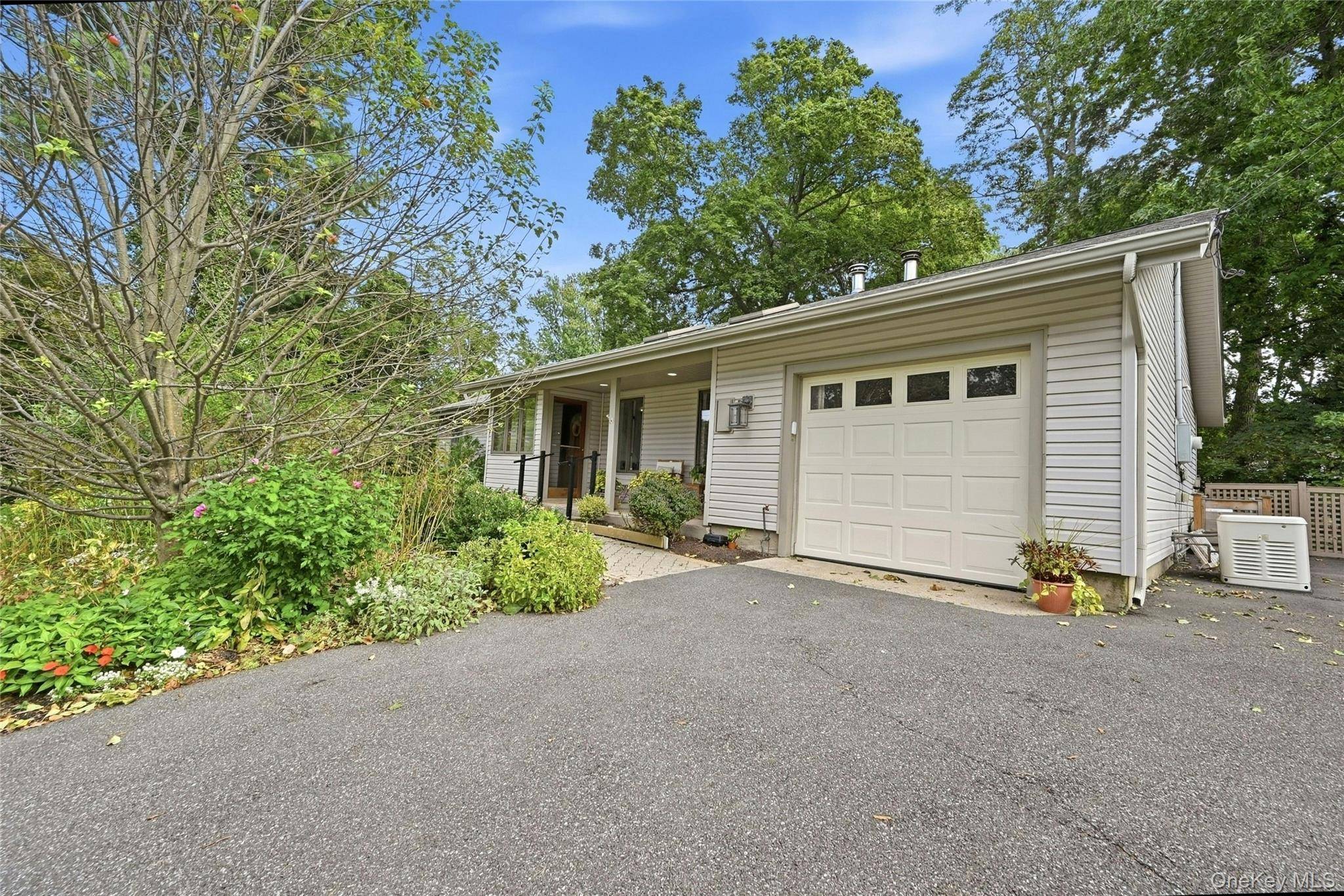 68 Woodland RD, Miller Place, NY 11764
