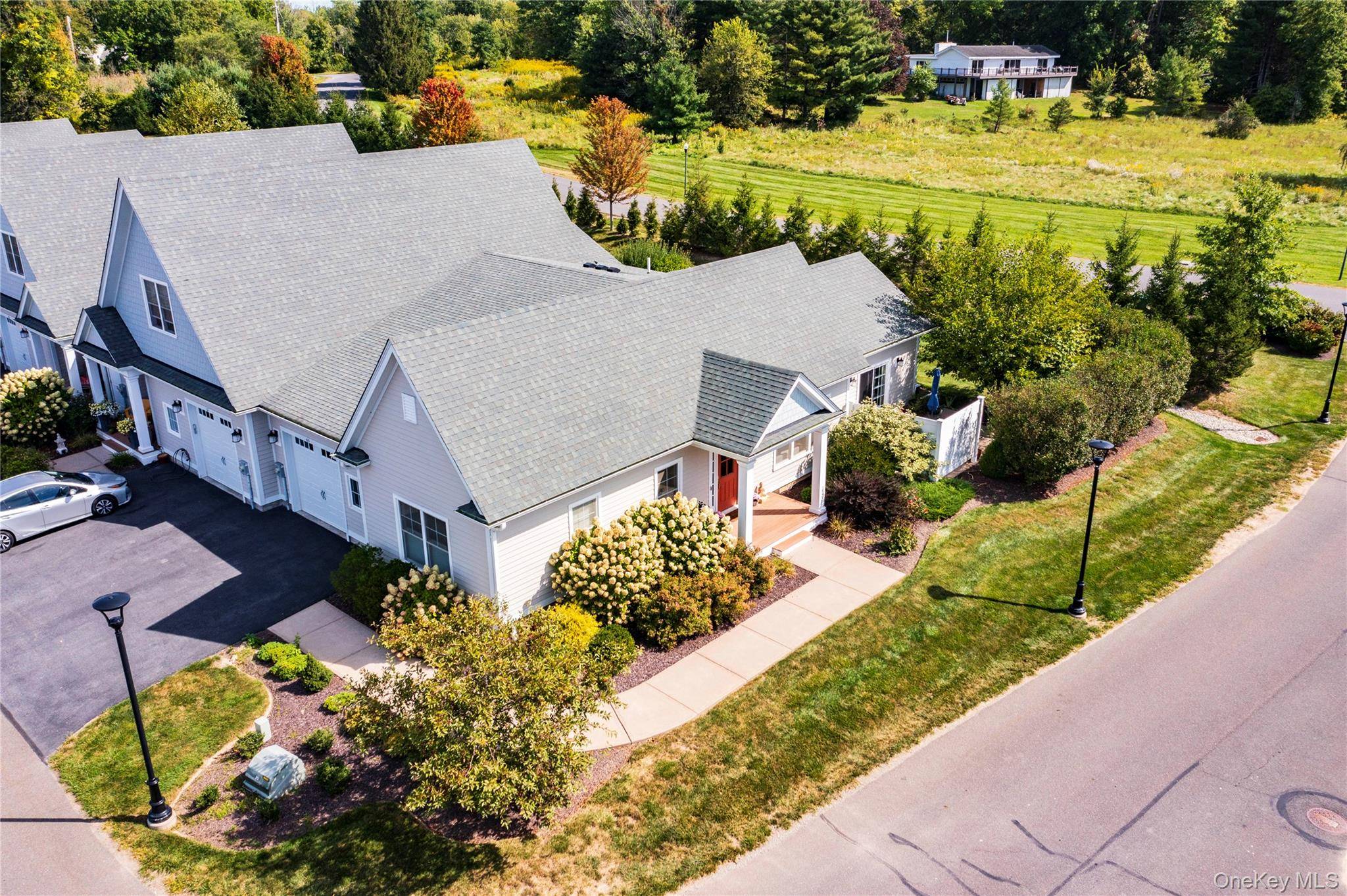 69 Oakwood LN, Rhinebeck, NY 12572
