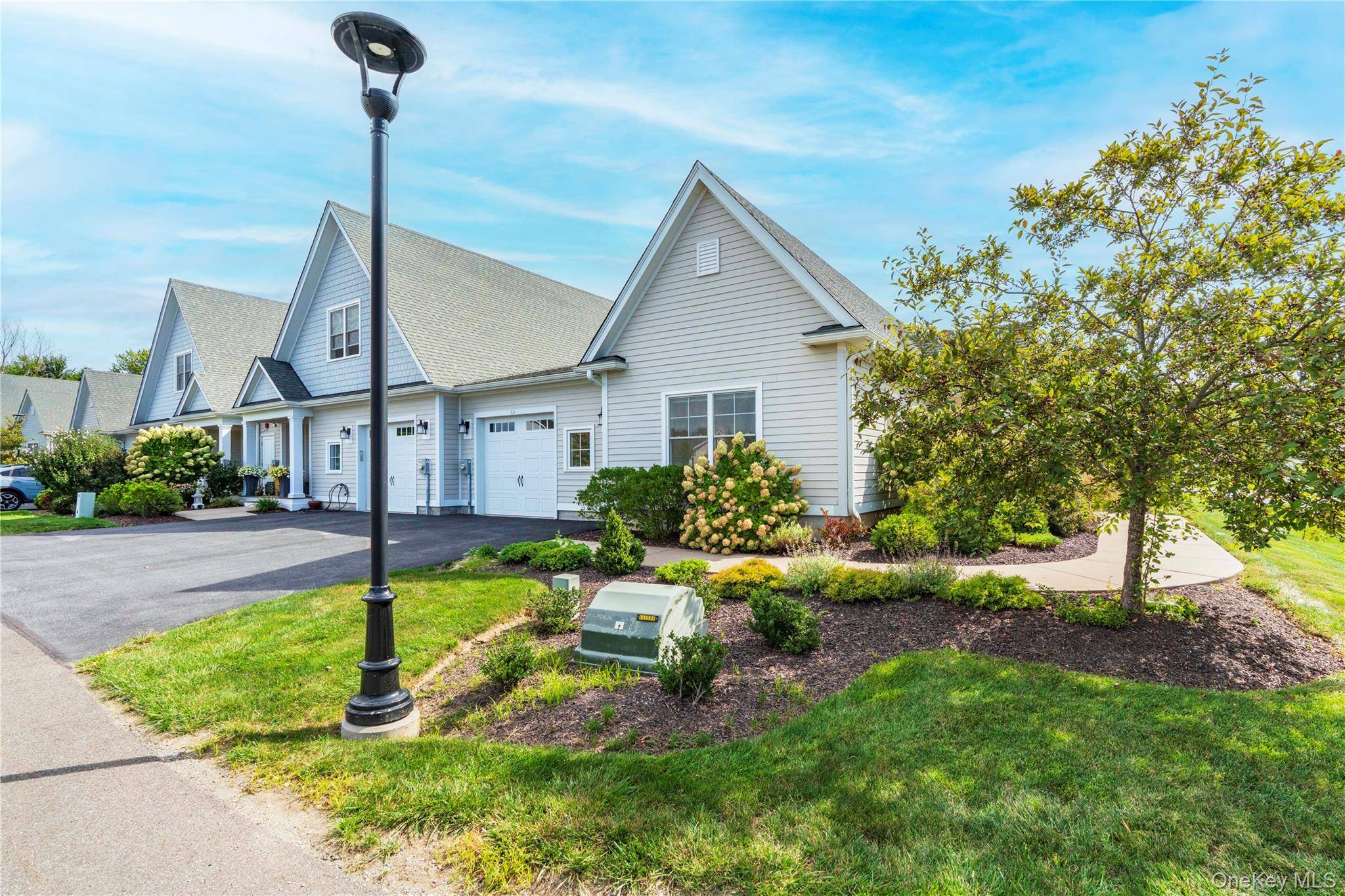 69 Oakwood LN, Rhinebeck, NY 12572