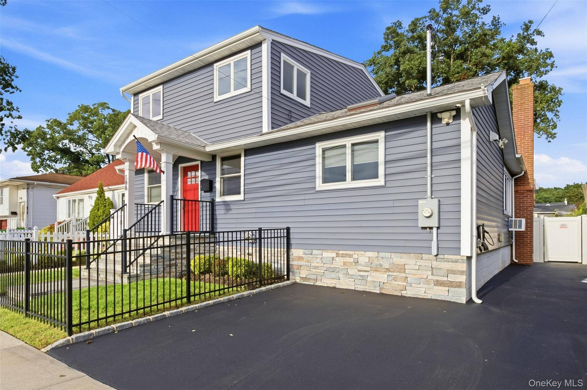188 S Strong AVE, Lindenhurst, NY 11757