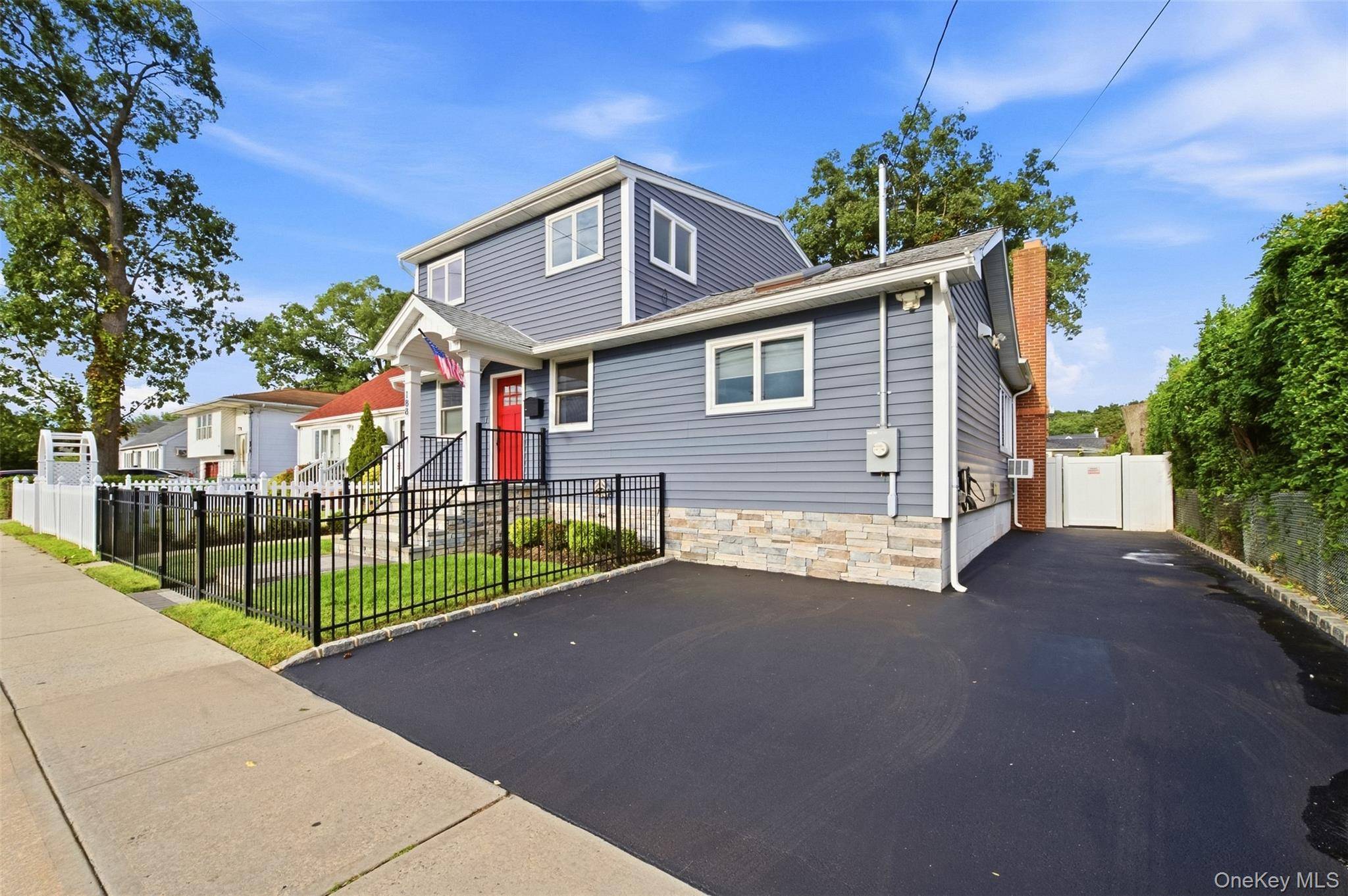 188 S Strong AVE, Lindenhurst, NY 11757