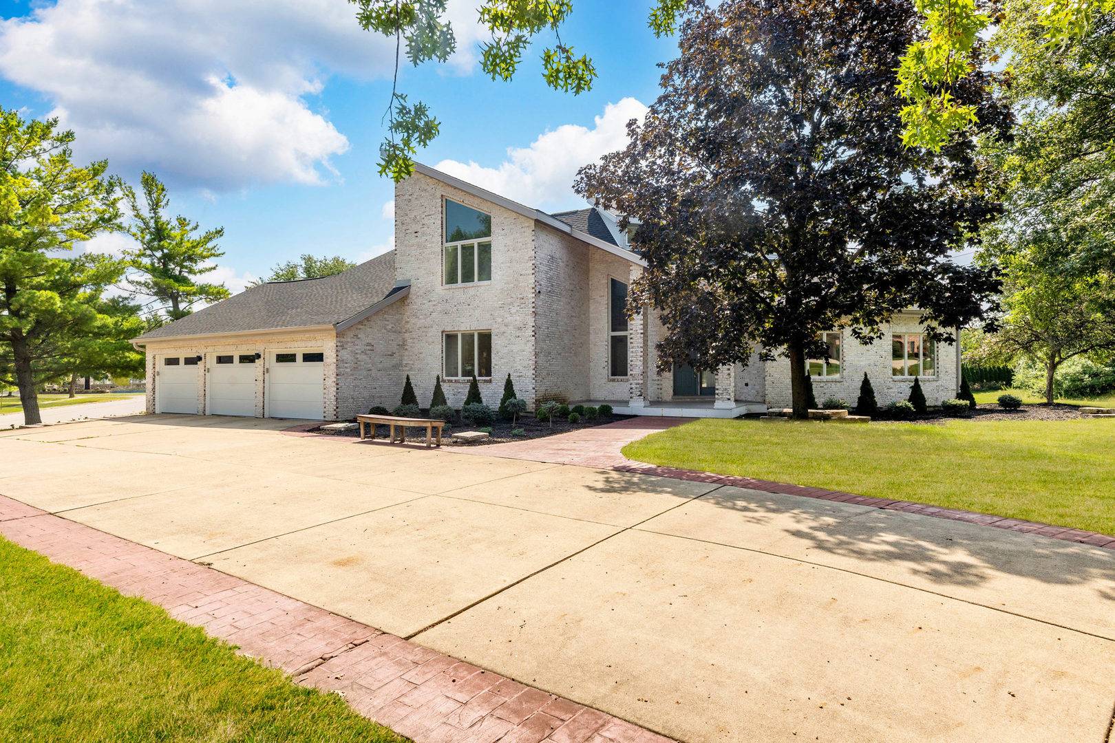 8920 Royal DR, Burr Ridge, IL 60527