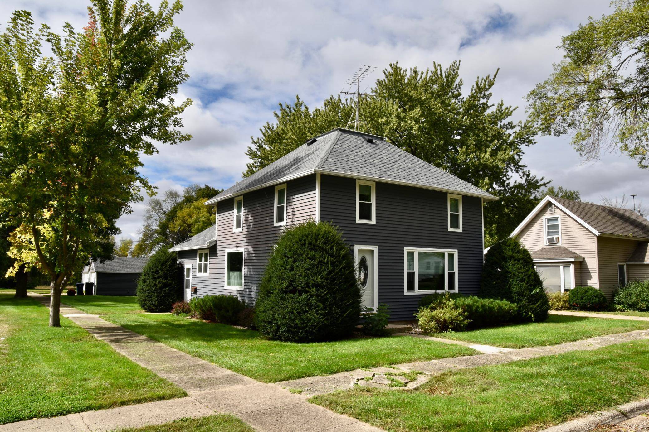 1069 Pine ST, Ocheyedan, IA 51354
