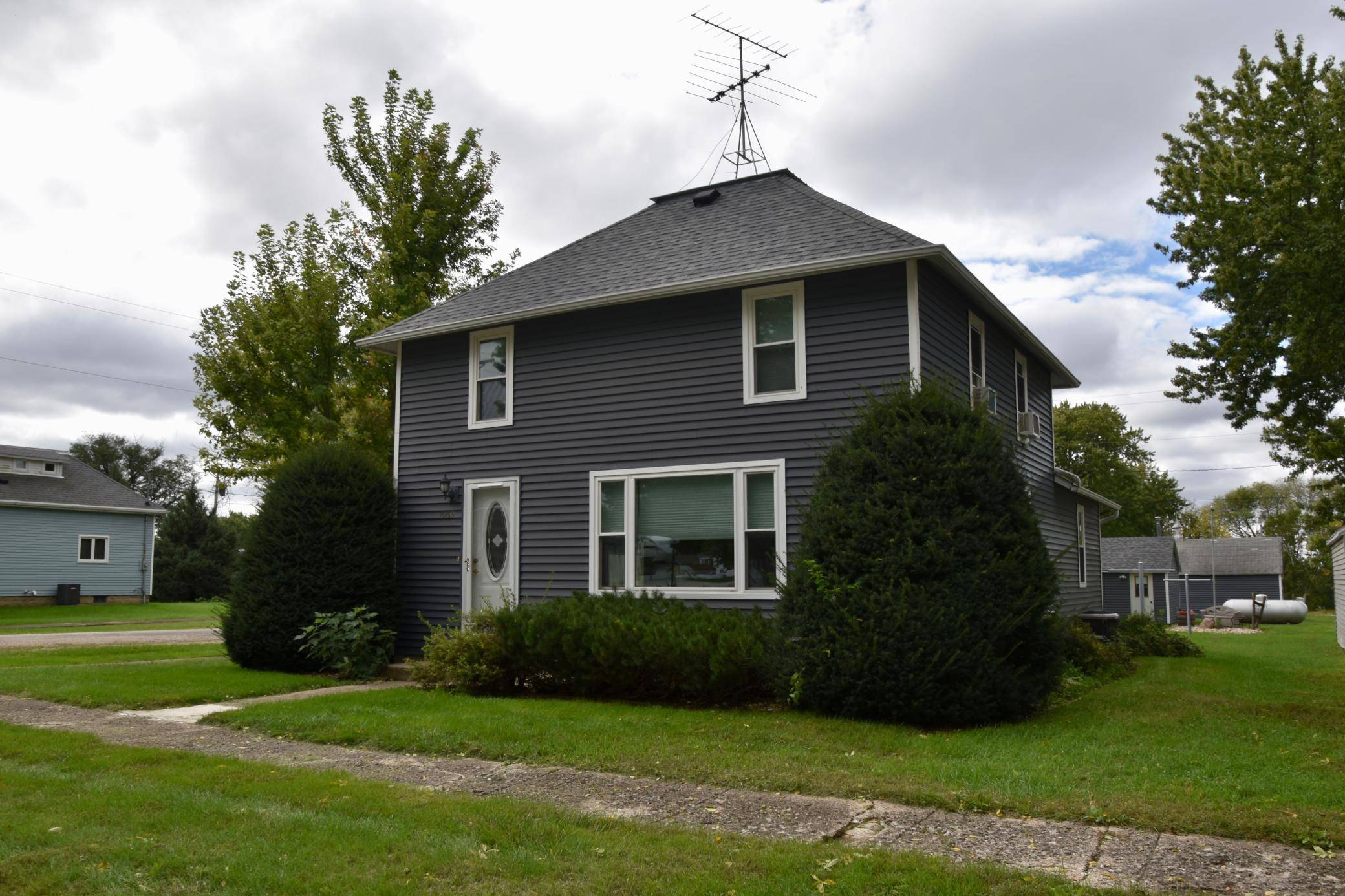 1069 Pine ST, Ocheyedan, IA 51354