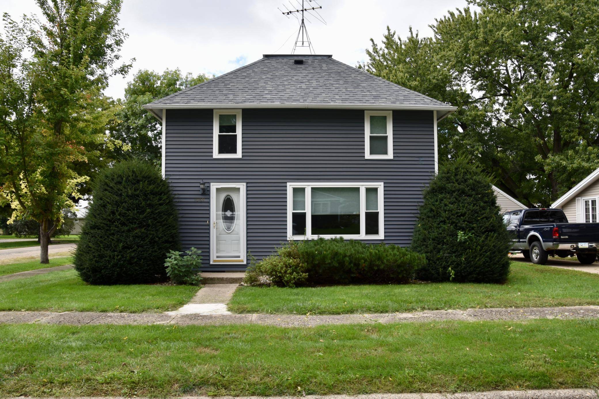 1069 Pine ST, Ocheyedan, IA 51354