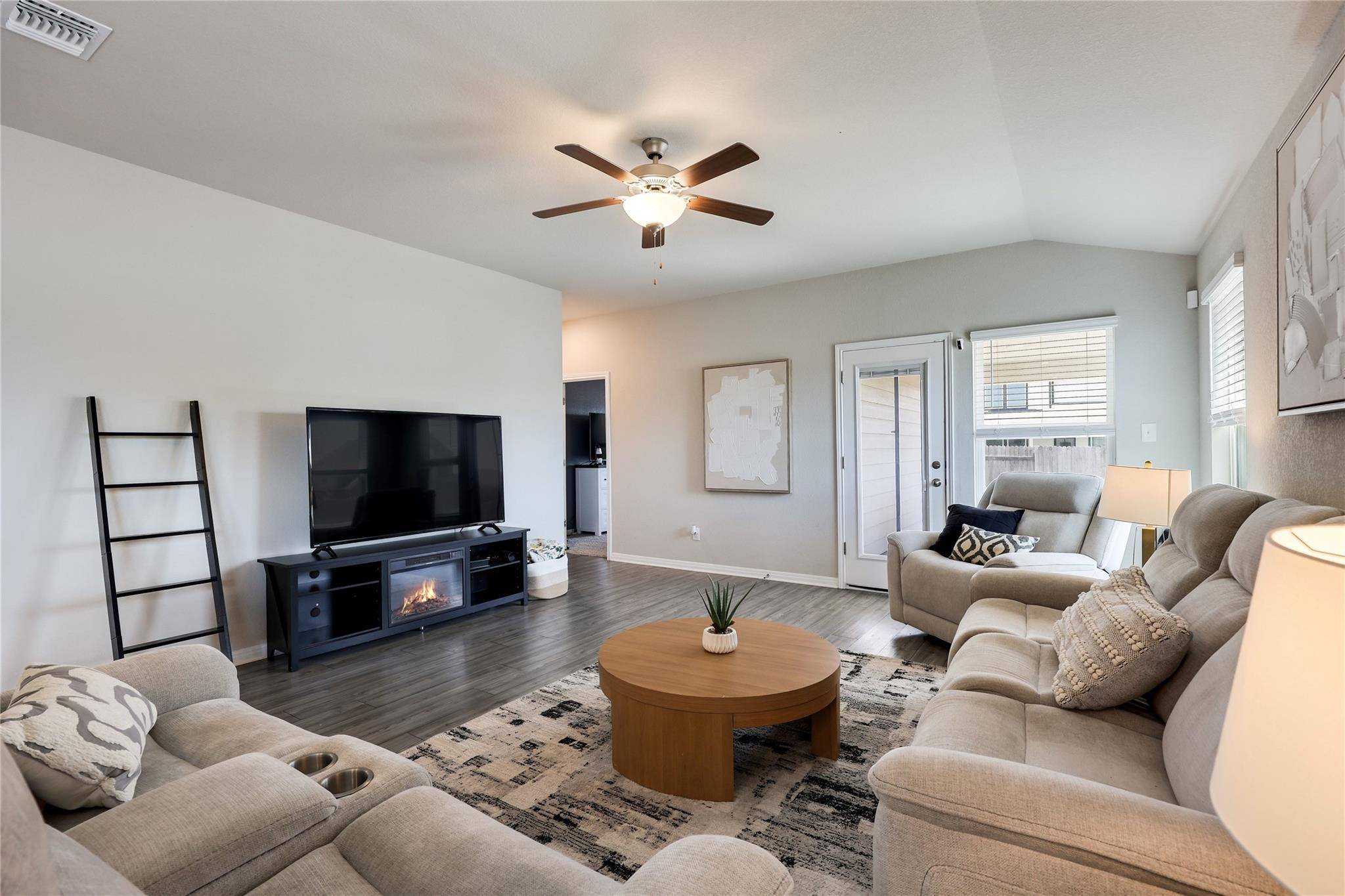 100 Contrada Grace LN, Hutto, TX 78634