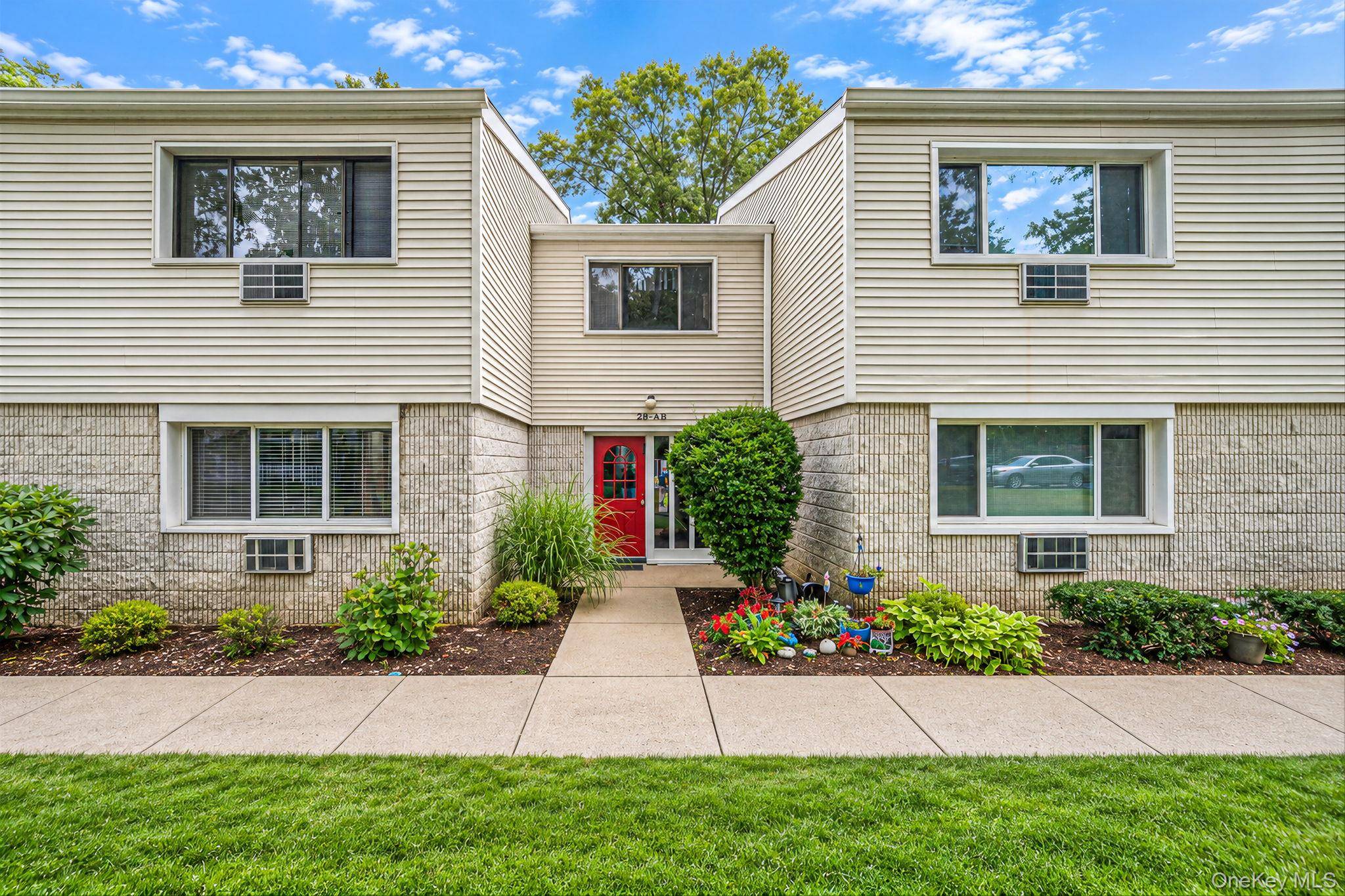 28 Richmond BLVD #1B, Ronkonkoma, NY 11779