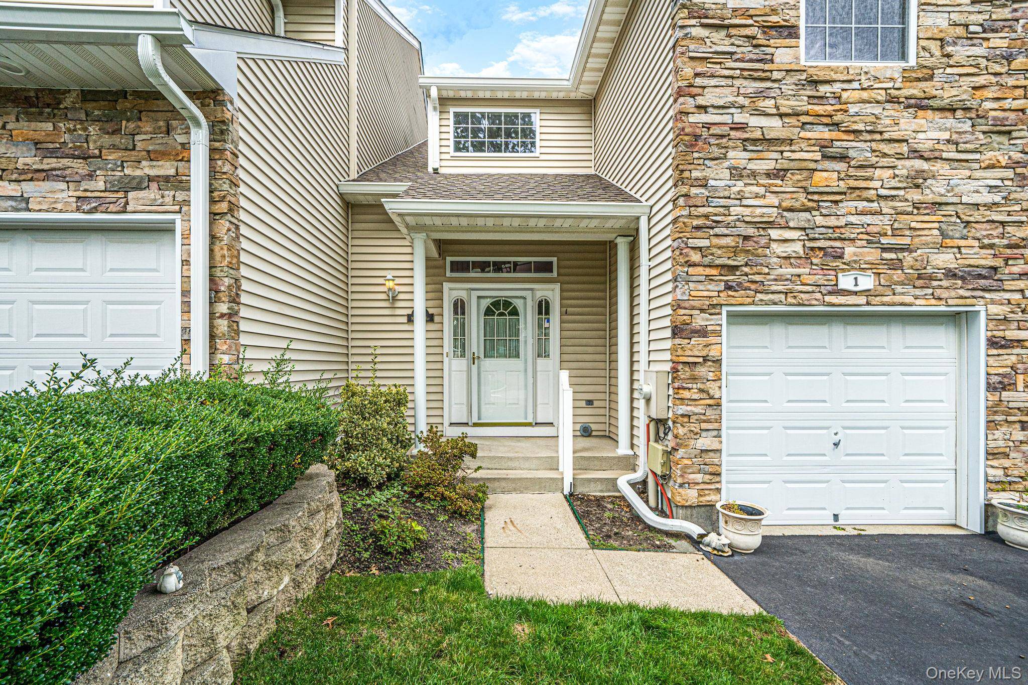 1 Mohannis WAY #1, Kings Park, NY 11754