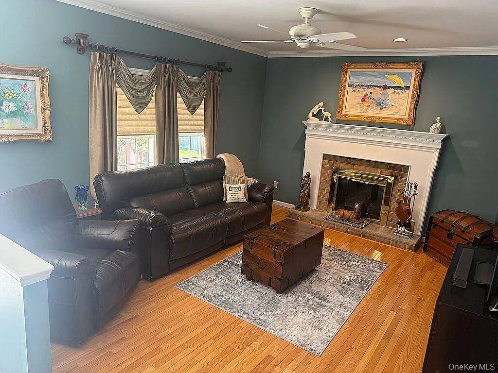 8 Ashford LN, Huntington, NY 11743