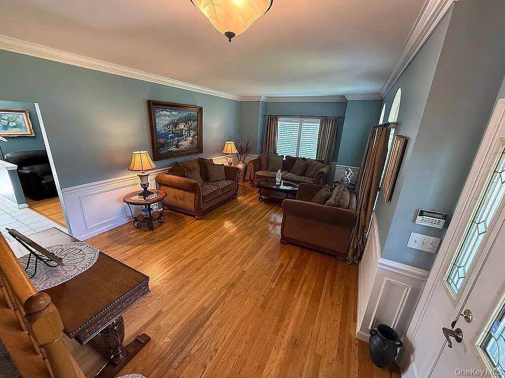8 Ashford LN, Huntington, NY 11743