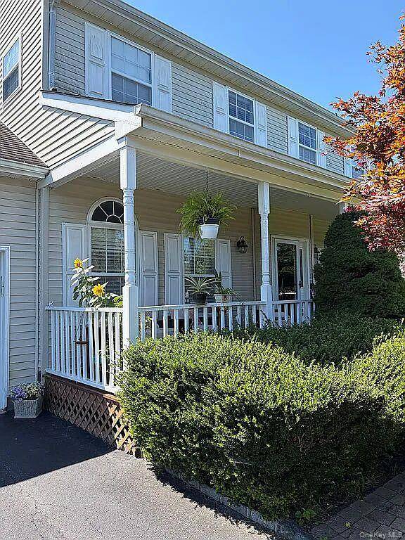 8 Ashford LN, Huntington, NY 11743