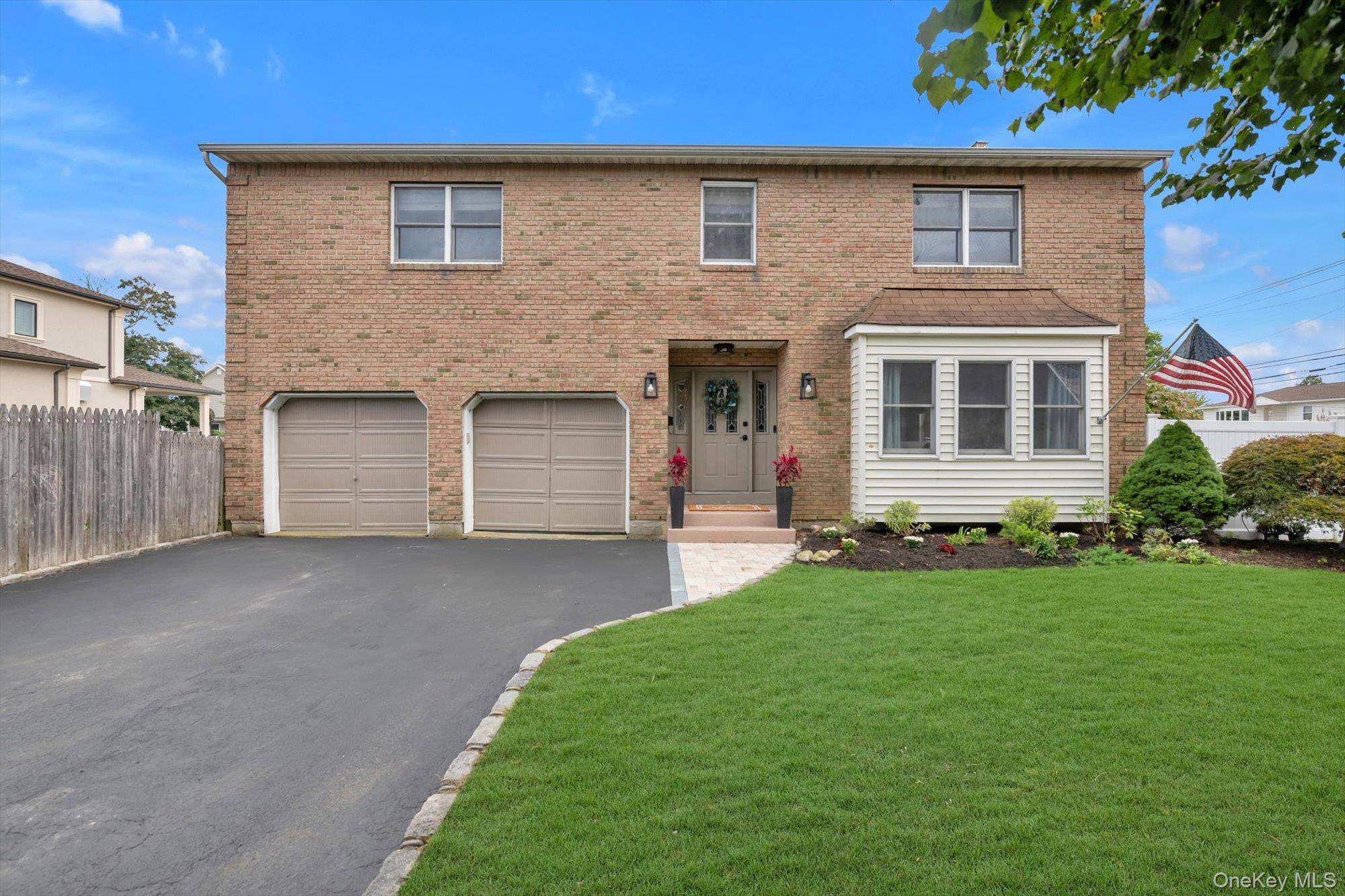2084 Manfield AVE, Merrick, NY 11566