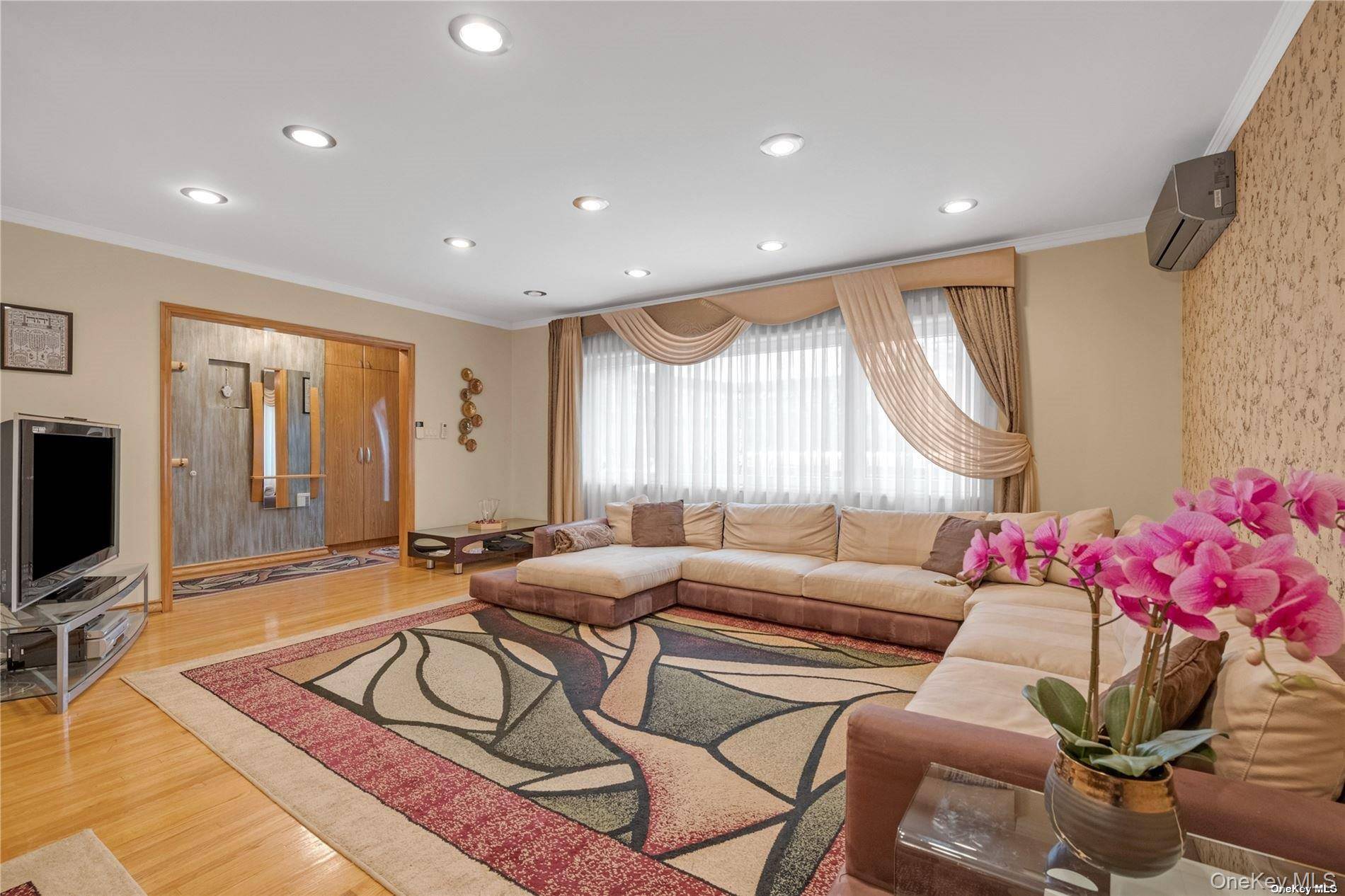 65-24 Ellwell CRES, Rego Park, NY 11374