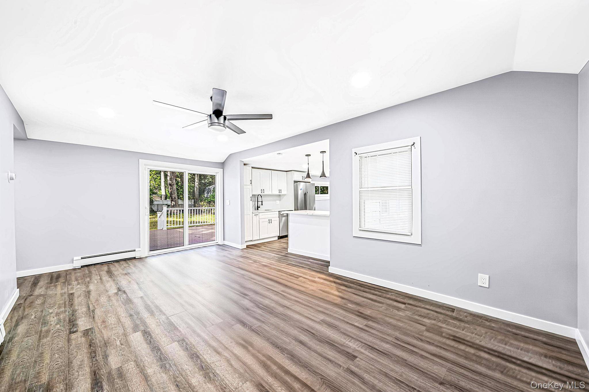 4 Oak LN, Coram, NY 11727