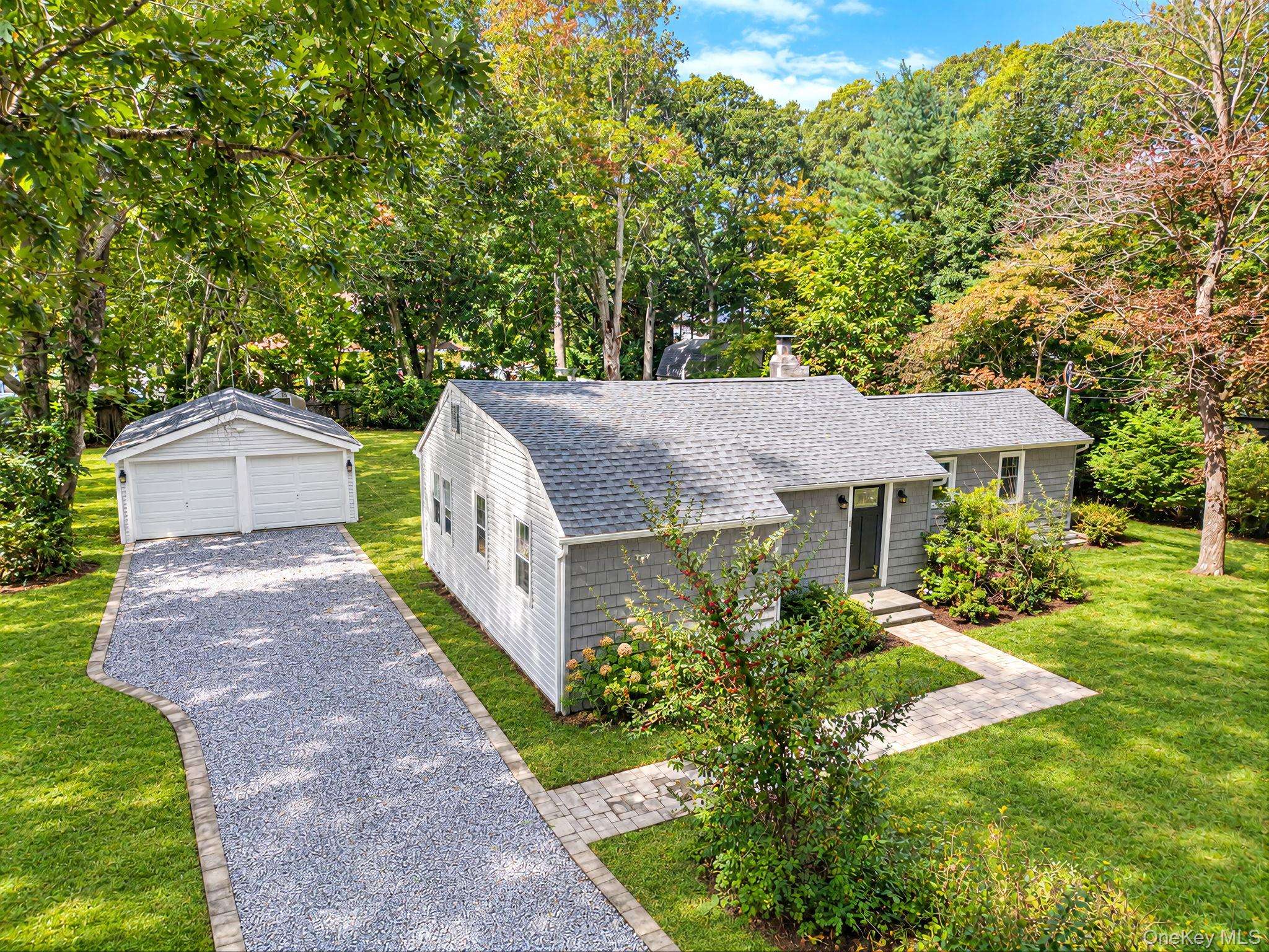4 Oak LN, Coram, NY 11727