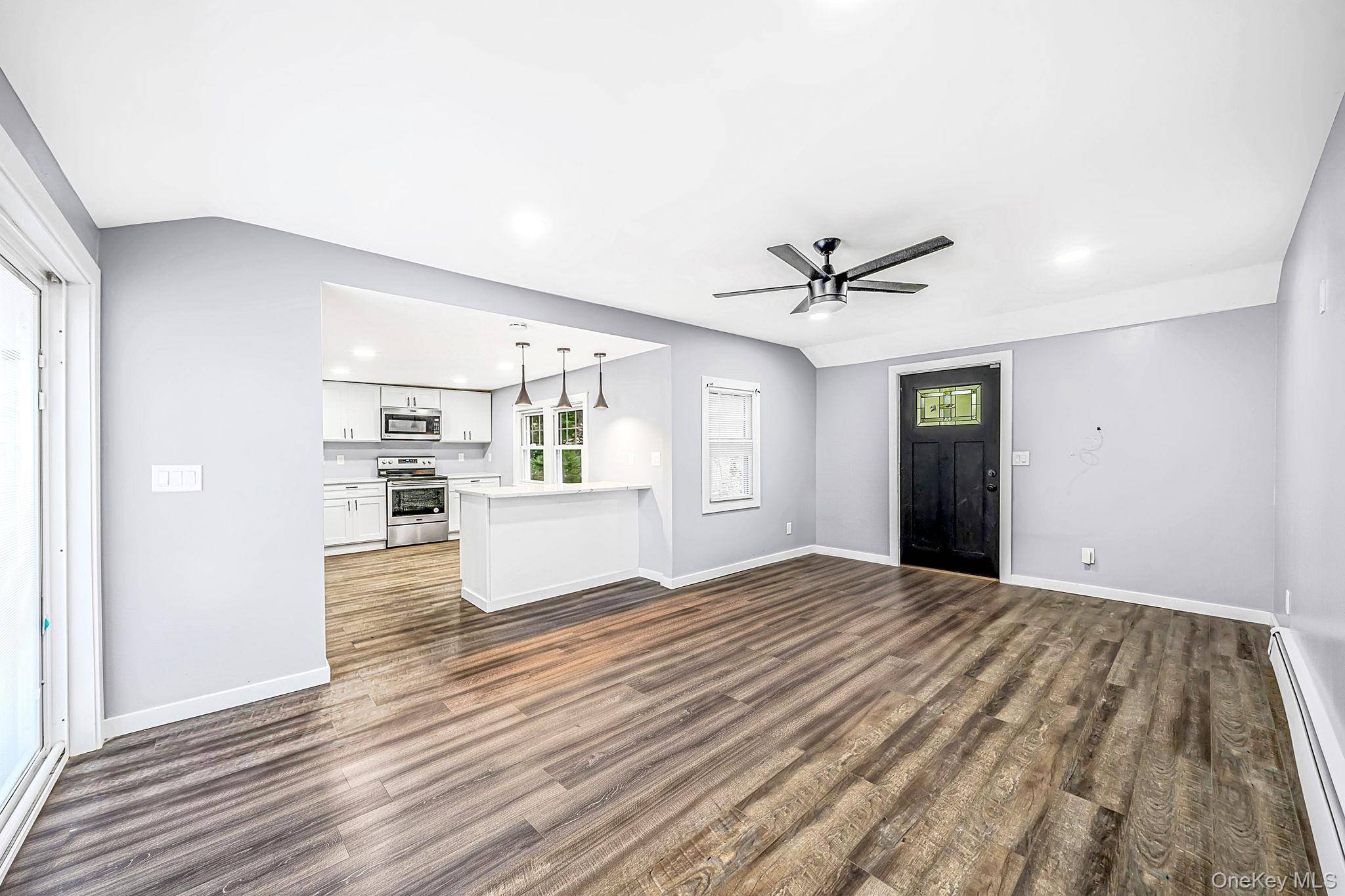 4 Oak LN, Coram, NY 11727