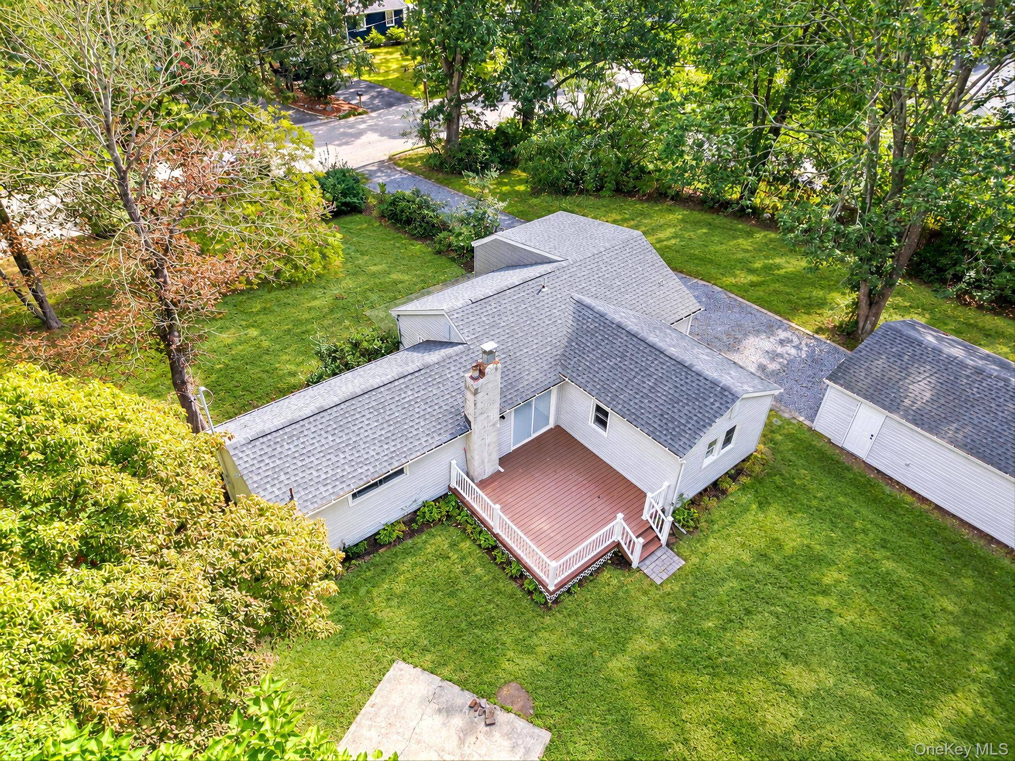 4 Oak LN, Coram, NY 11727
