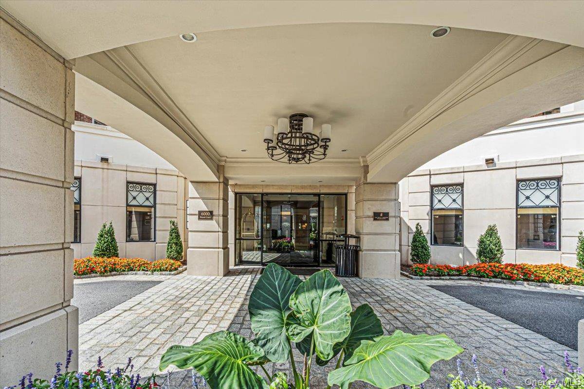6000 Royal CT #6006, North Hills, NY 11040