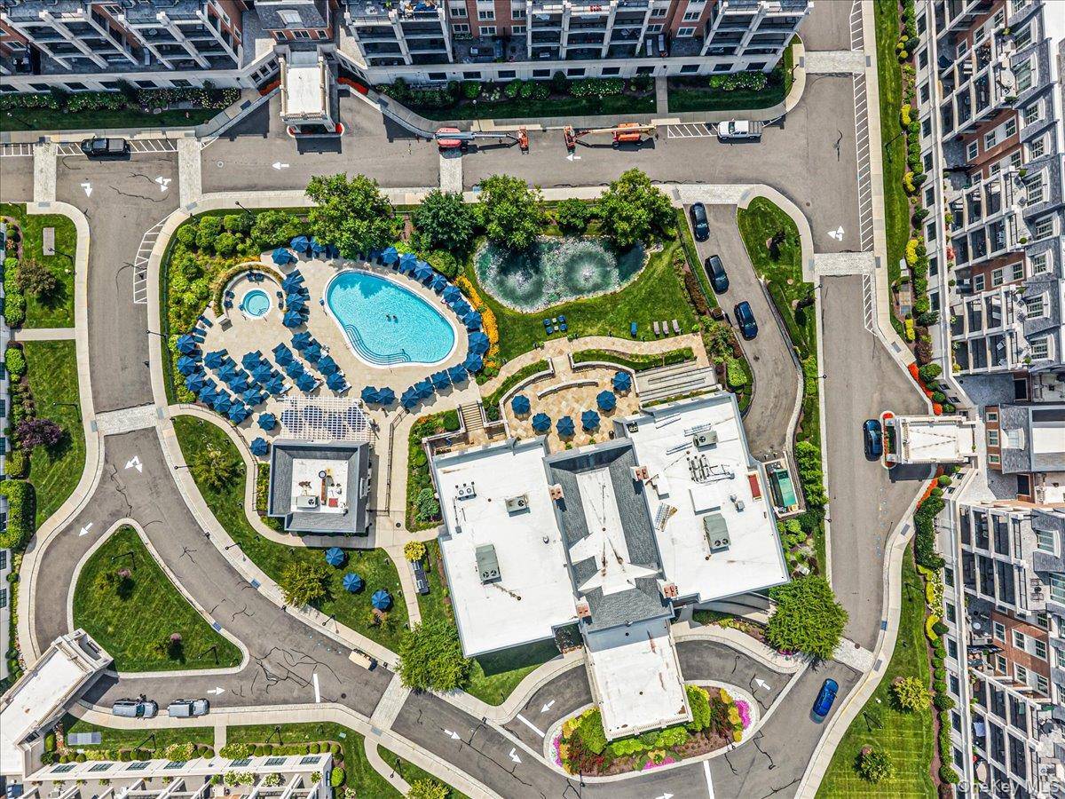 6000 Royal CT #6006, North Hills, NY 11040