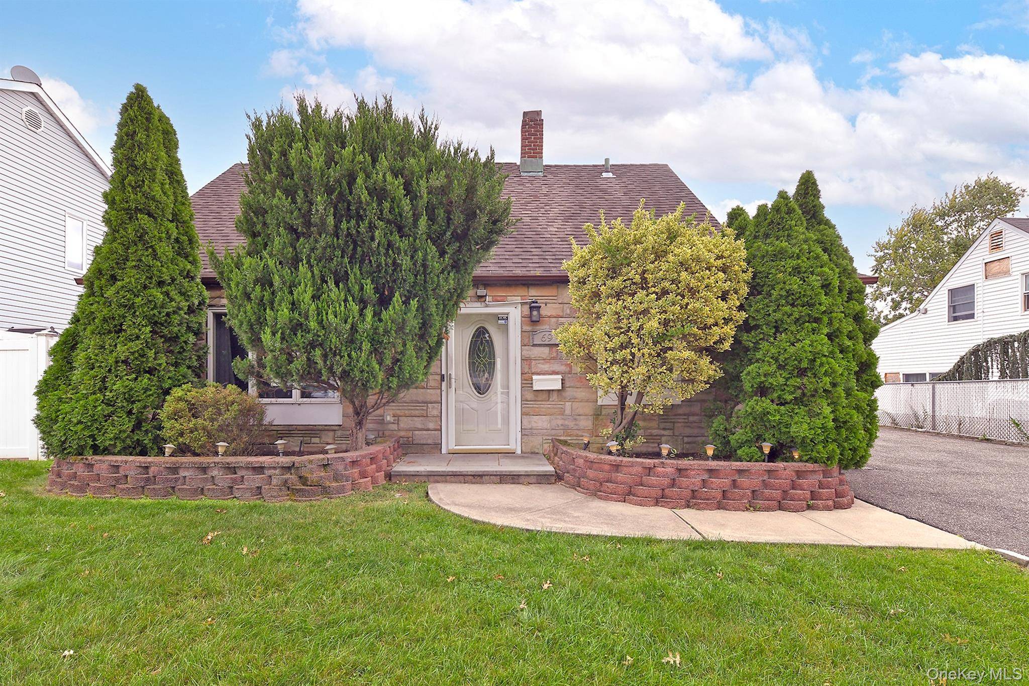 69 Slate LN, Levittown, NY 11756