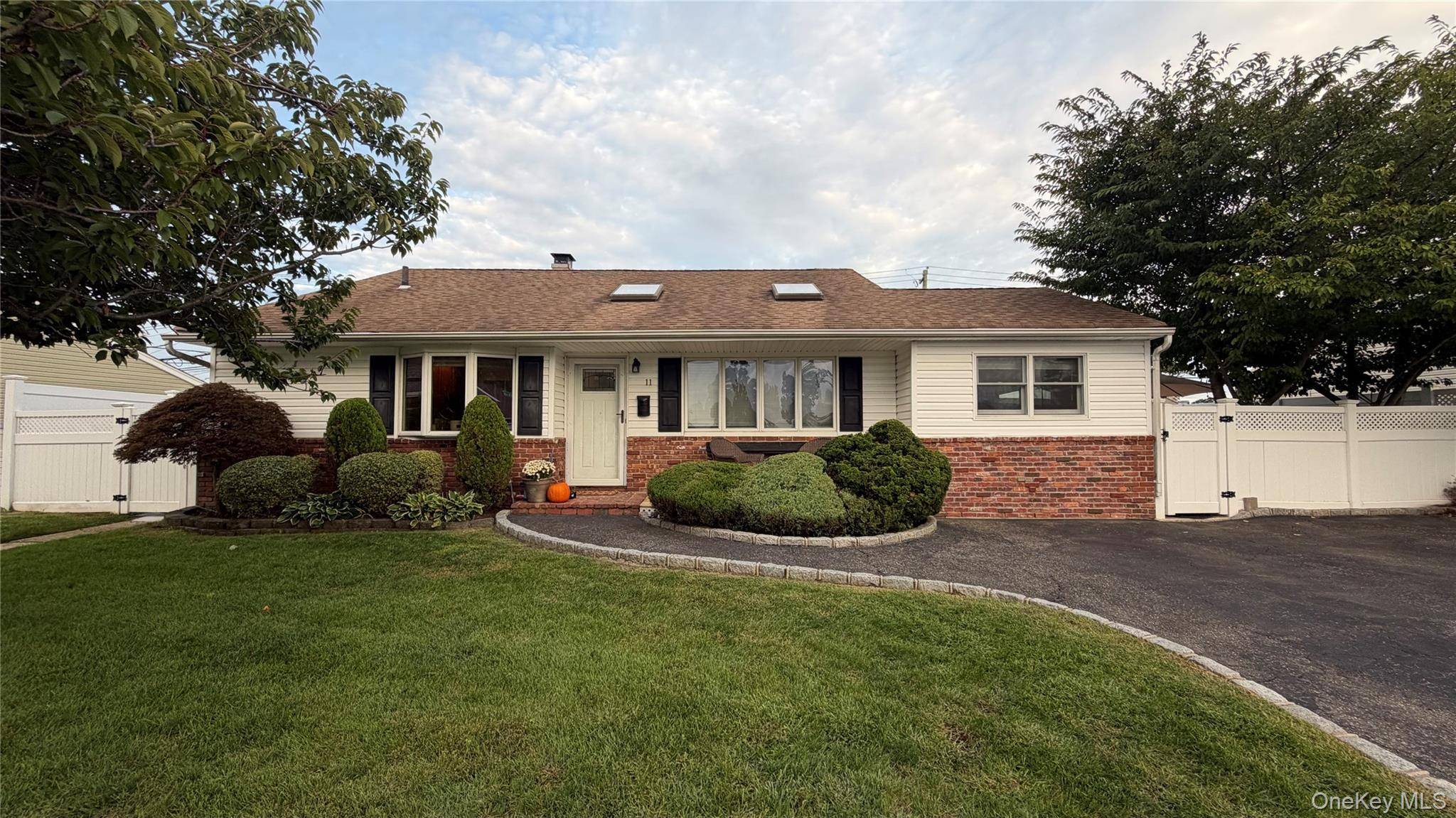 11 Lois LN, Farmingdale, NY 11735