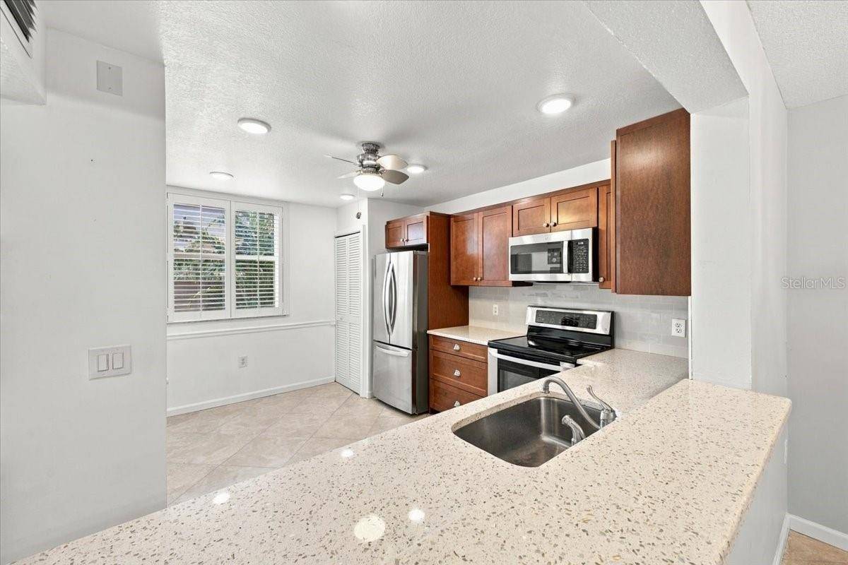 411 PALM TREE DR #411, Bradenton, FL 34210