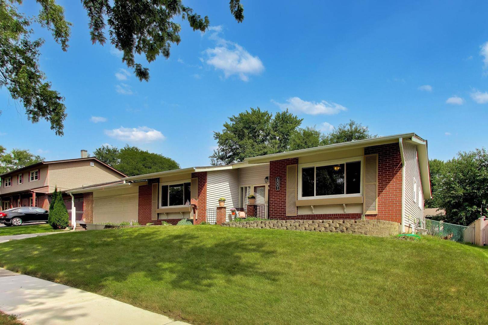 6001 Ross DR, Woodridge, IL 60517