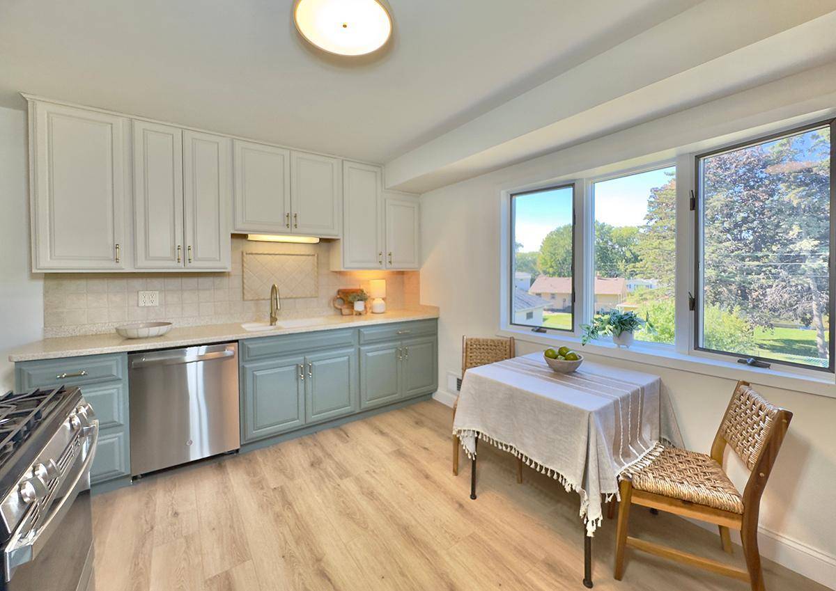 1979 Memory LN, North Saint Paul, MN 55109