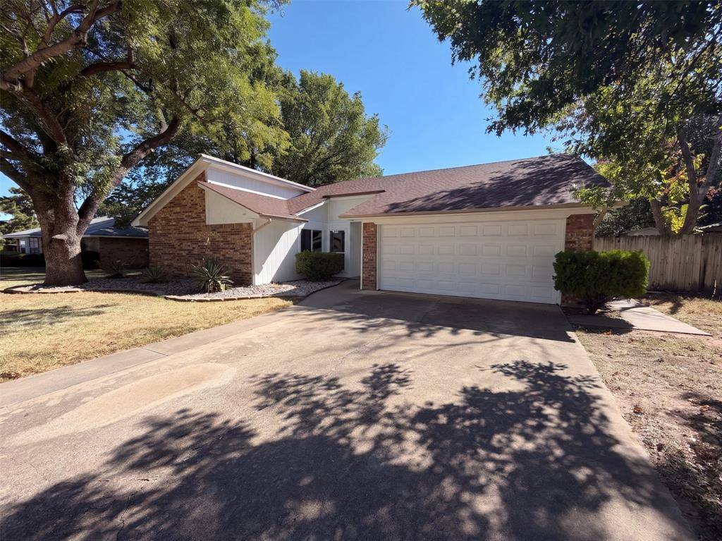 1208 Hillcrest Drive, Euless, TX 76039