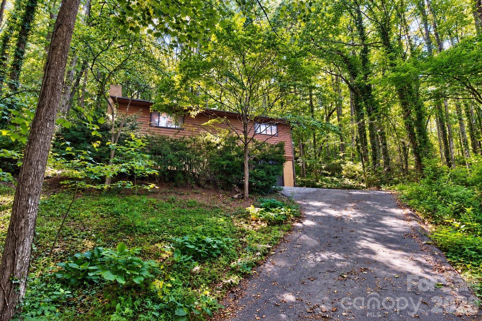 8 Shadywood CIR, Asheville, NC 28803