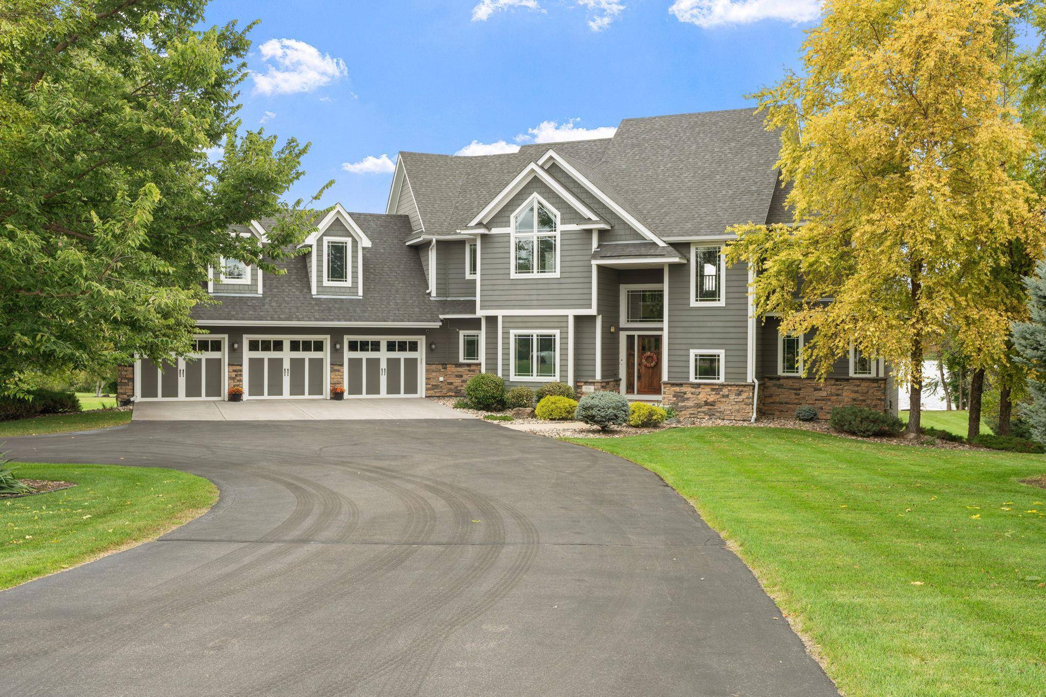 596 Hahn DR, Shakopee, MN 55379