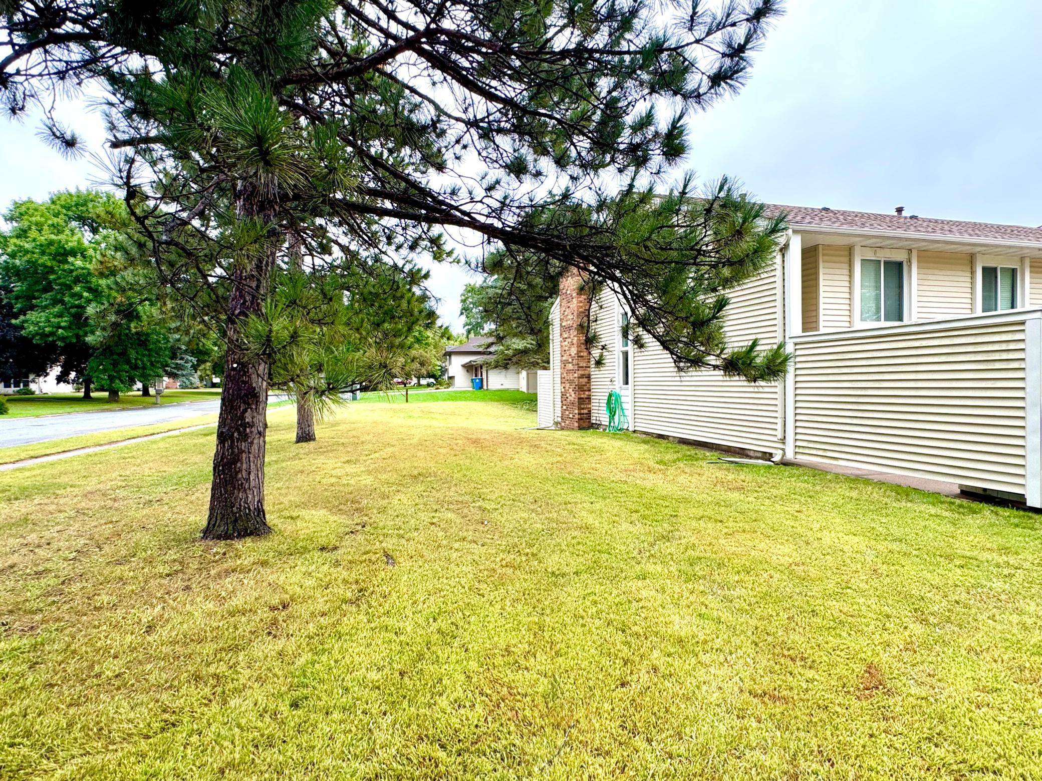 10498 Yorktown LN N, Maple Grove, MN 55369